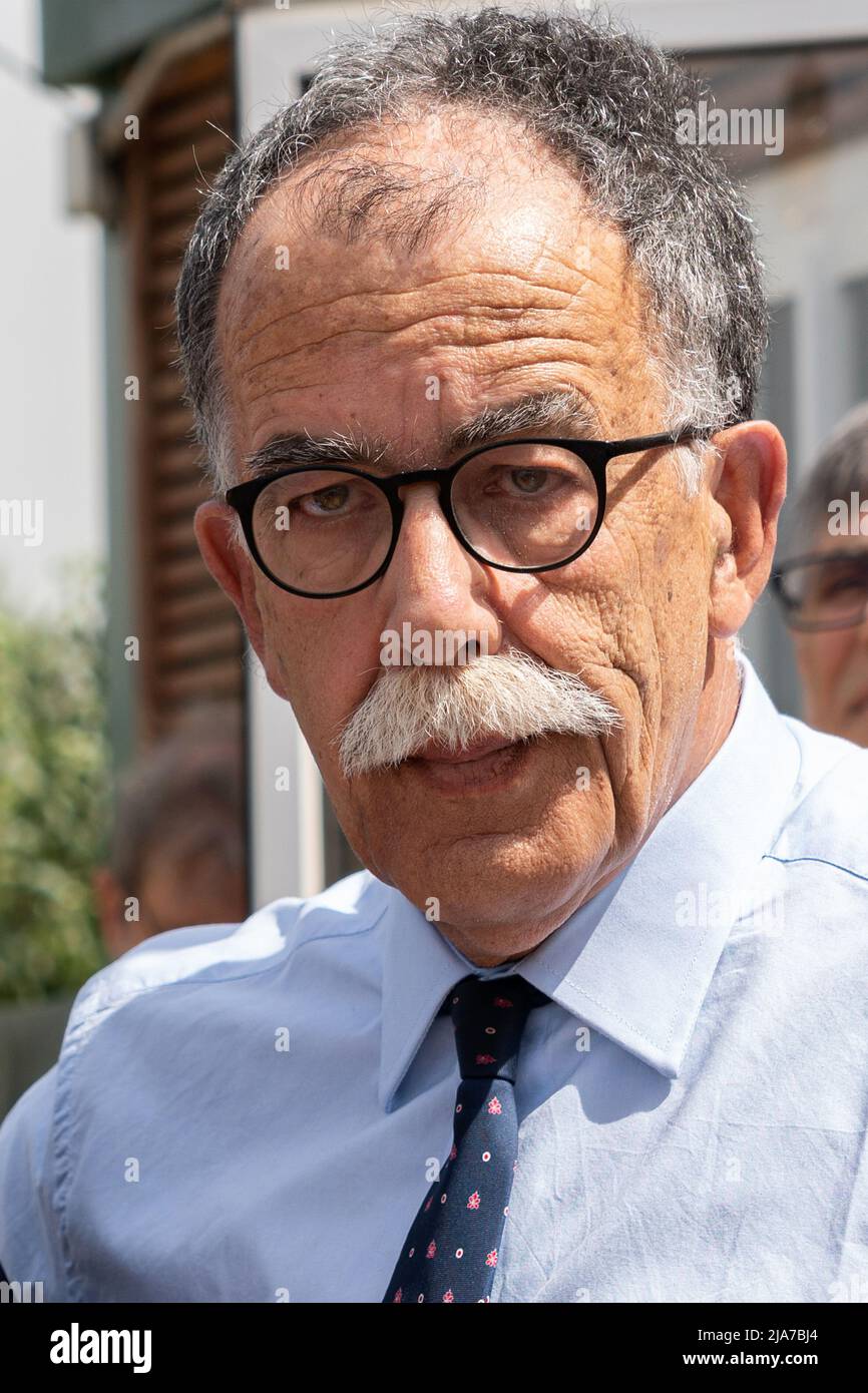 Napoli, Italia. 28th maggio 2022. Sandro Ruotolo, senatore del gruppo misto e parte del Comitato per la liberazione dalla Camorra nella zona settentrionale, nel corso del suo discorso alla mobilitazione convocata il 28 maggio, 2022 dalla Masseria Antonio Ferraioli in Afragola dopo le minacce di estorsione ricevute e per sottolineare che lo svincolo autostradale per raggiungere l'Ikea in Afragola dovrà essere costruito in un'area diversa per garantire la sopravvivenza dei beni confiscati. Credit: Independent Photo Agency/Alamy Live News Foto Stock