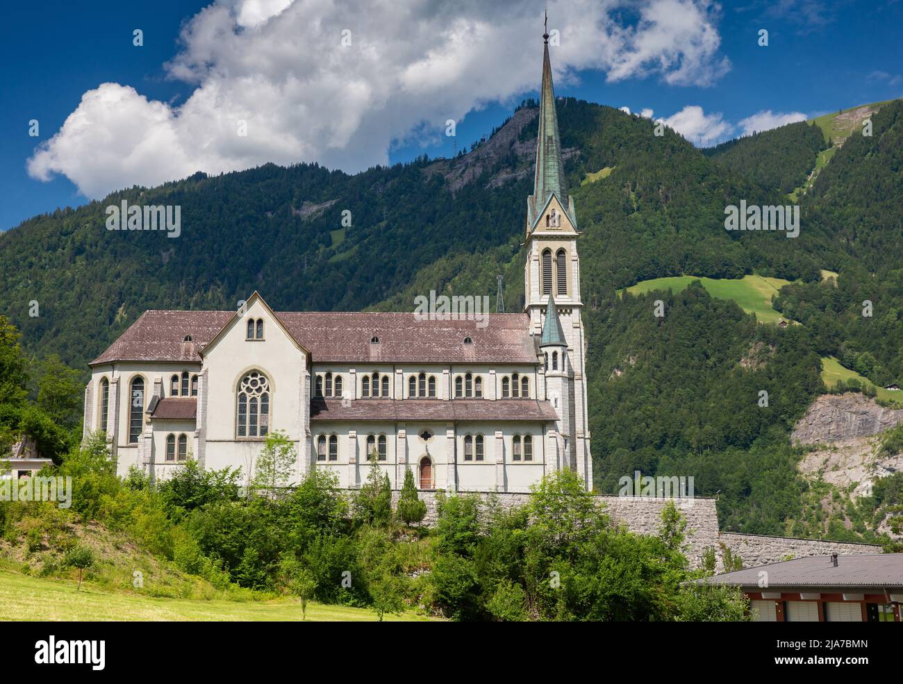 Vista panoramica di una chiesa gotica in un villaggio svizzero in una giornata di sole. Lungern. Svizzera. Foto Stock