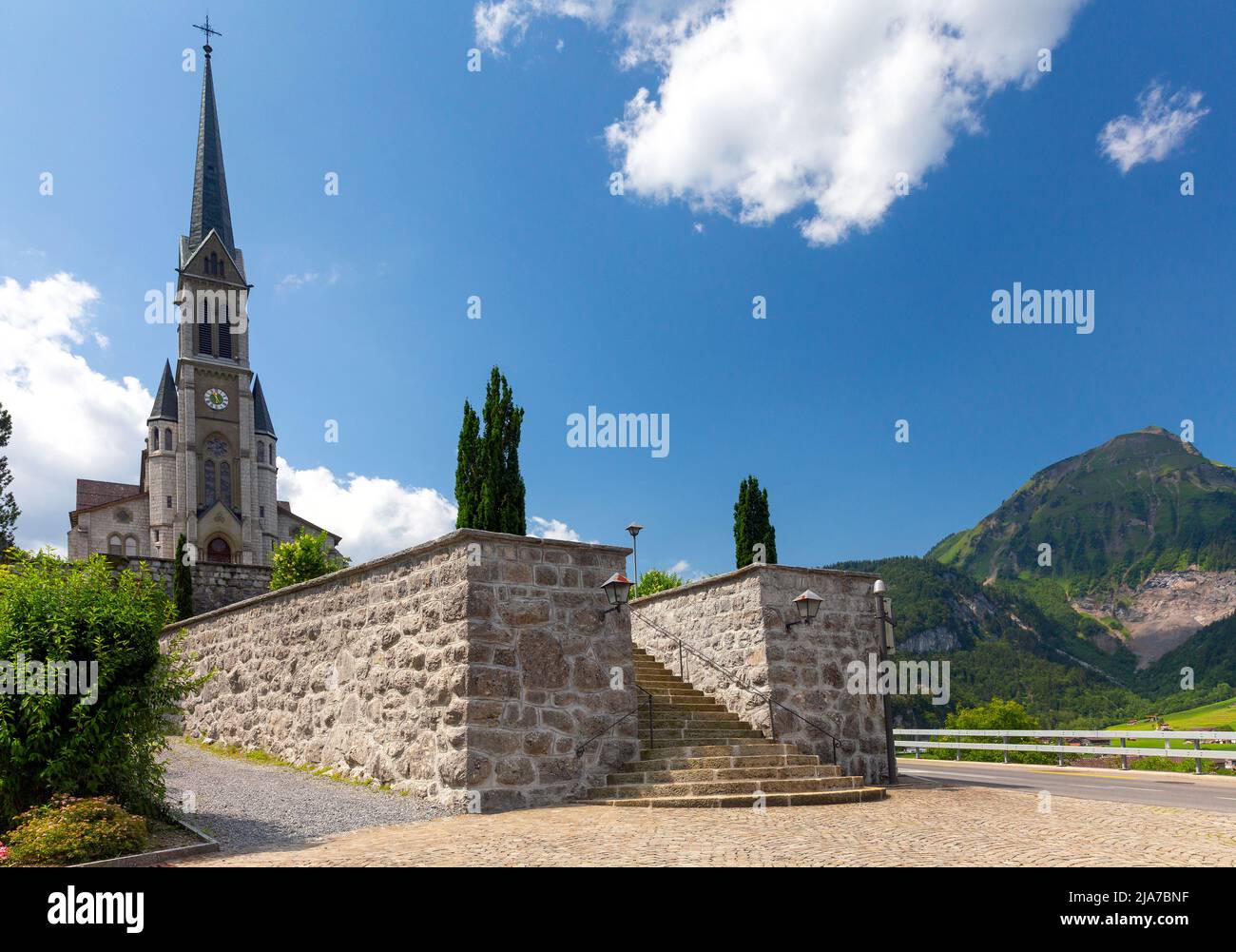 Vista panoramica di una chiesa gotica in un villaggio svizzero in una giornata di sole. Lungern. Svizzera. Foto Stock
