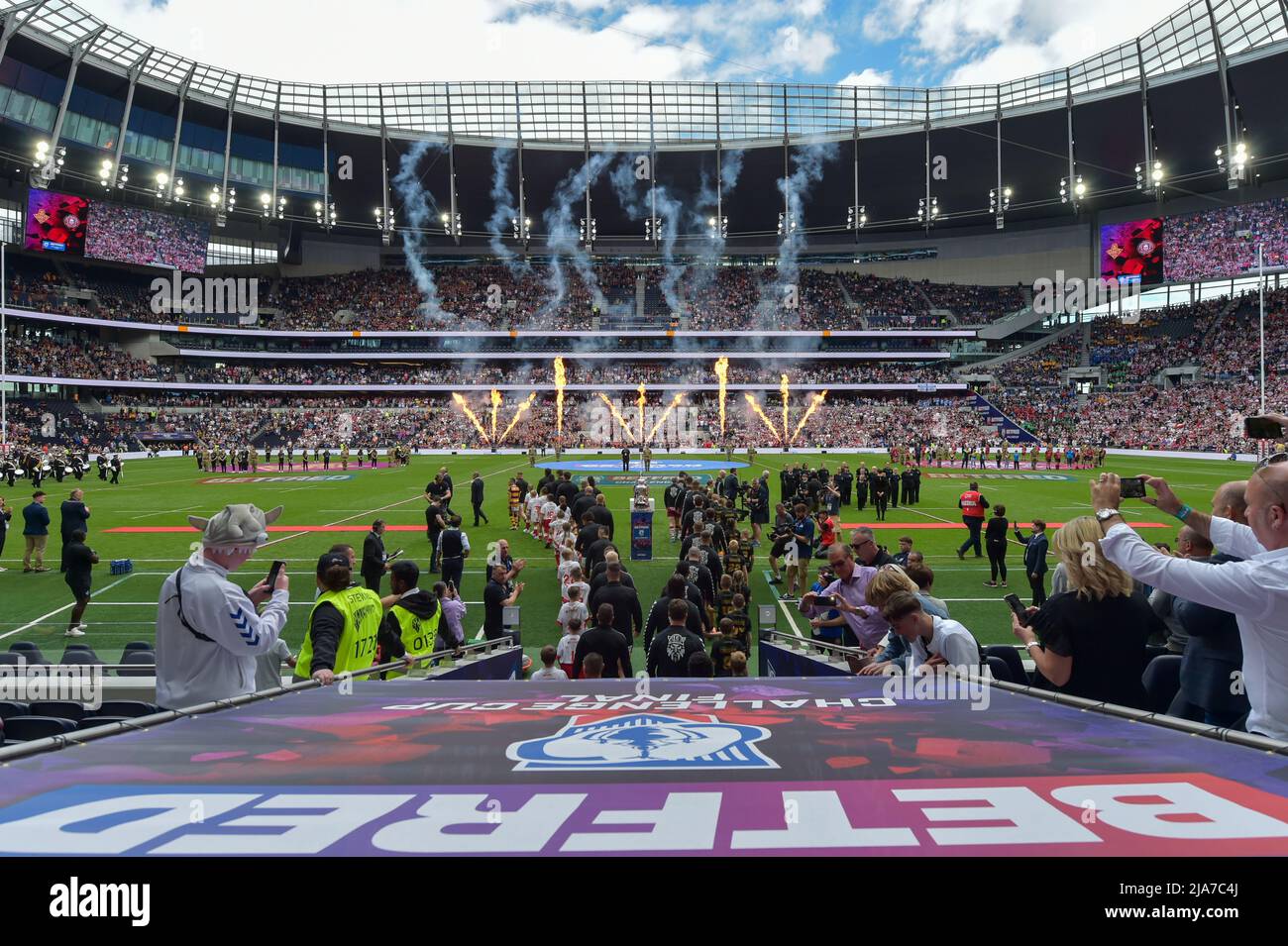 Tottenham Hotspurs Stadium, Londra, Regno Unito. 28th maggio 2022. Tottenham Hotspurs Stadium, Londra, Regno Unito. 28th maggio 2022. I giocatori escono prima della finale della Coppa delle sfide 2022: Huddersfield Giants V Wigan Warriors Venue: Tottenham Hotspur Stadium, Inghilterra Data: Sabato, 28 maggio Kick-off: 15:00 BST Credit: Craig Cresswell/Alamy Live News Foto Stock