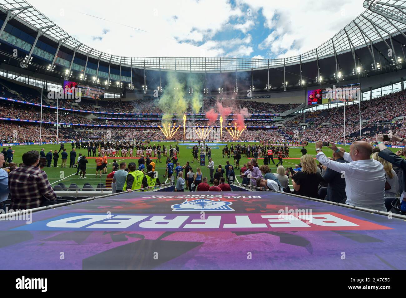 Tottenham Hotspurs Stadium, Londra, Regno Unito. 28th maggio 2022. Tottenham Hotspurs Stadium, Londra, Regno Unito. 28th maggio 2022. I giocatori escono prima della finale della Coppa delle sfide 2022: Huddersfield Giants V Wigan Warriors Venue: Tottenham Hotspur Stadium, Inghilterra Data: Sabato, 28 maggio Kick-off: 15:00 BST Credit: Craig Cresswell/Alamy Live News Foto Stock