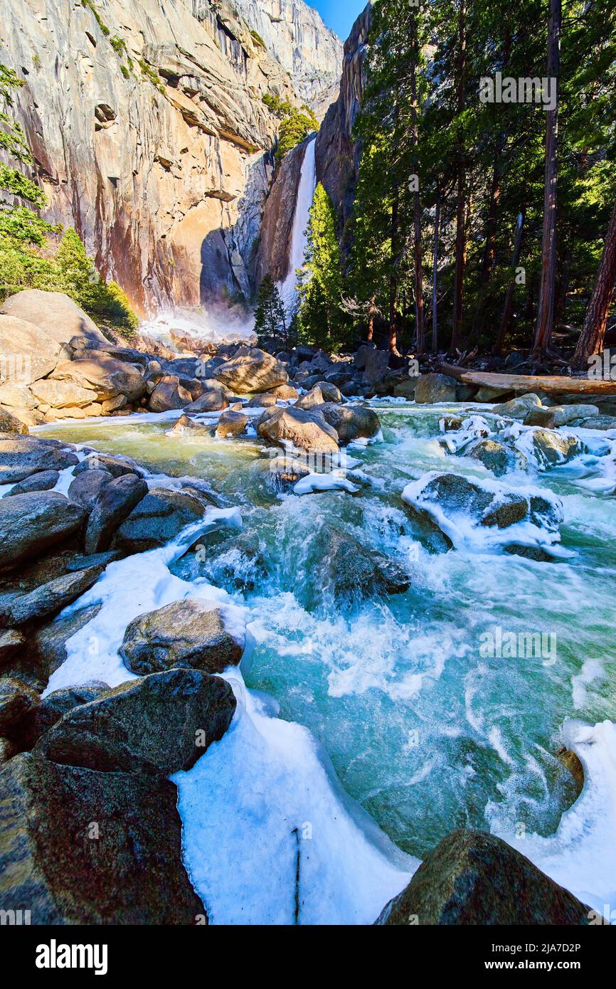 Cascate di ghiaccio cade su passeggiate gelide con arcobaleno accanto alle Lower Yosemite Falls Foto Stock