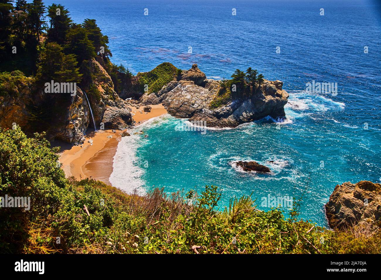 Le iconiche cascate McWay in California, in una baia nascosta sull'oceano Foto Stock