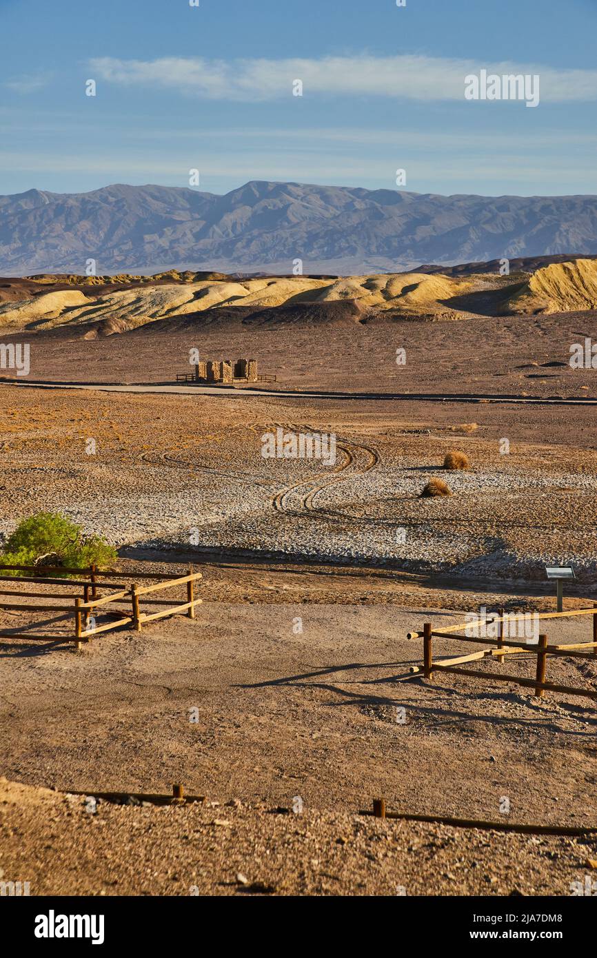 Vista del deserto della Valle della morte con recinzioni e segni di pneumatici in sporcizia Foto Stock