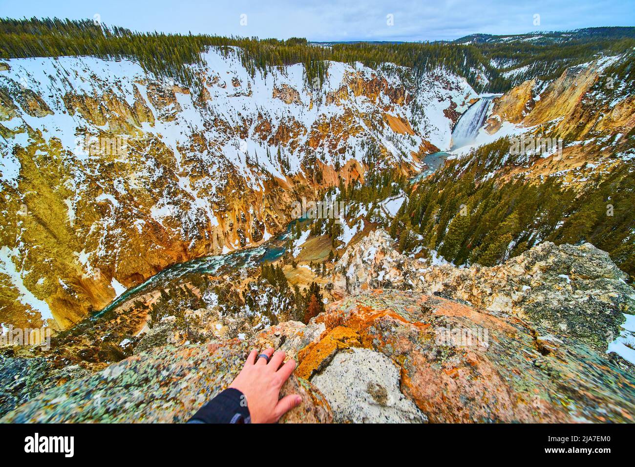 Mano per la scala su scogliere che si affacciano sul canyon e Yellowstone Upper Falls Foto Stock