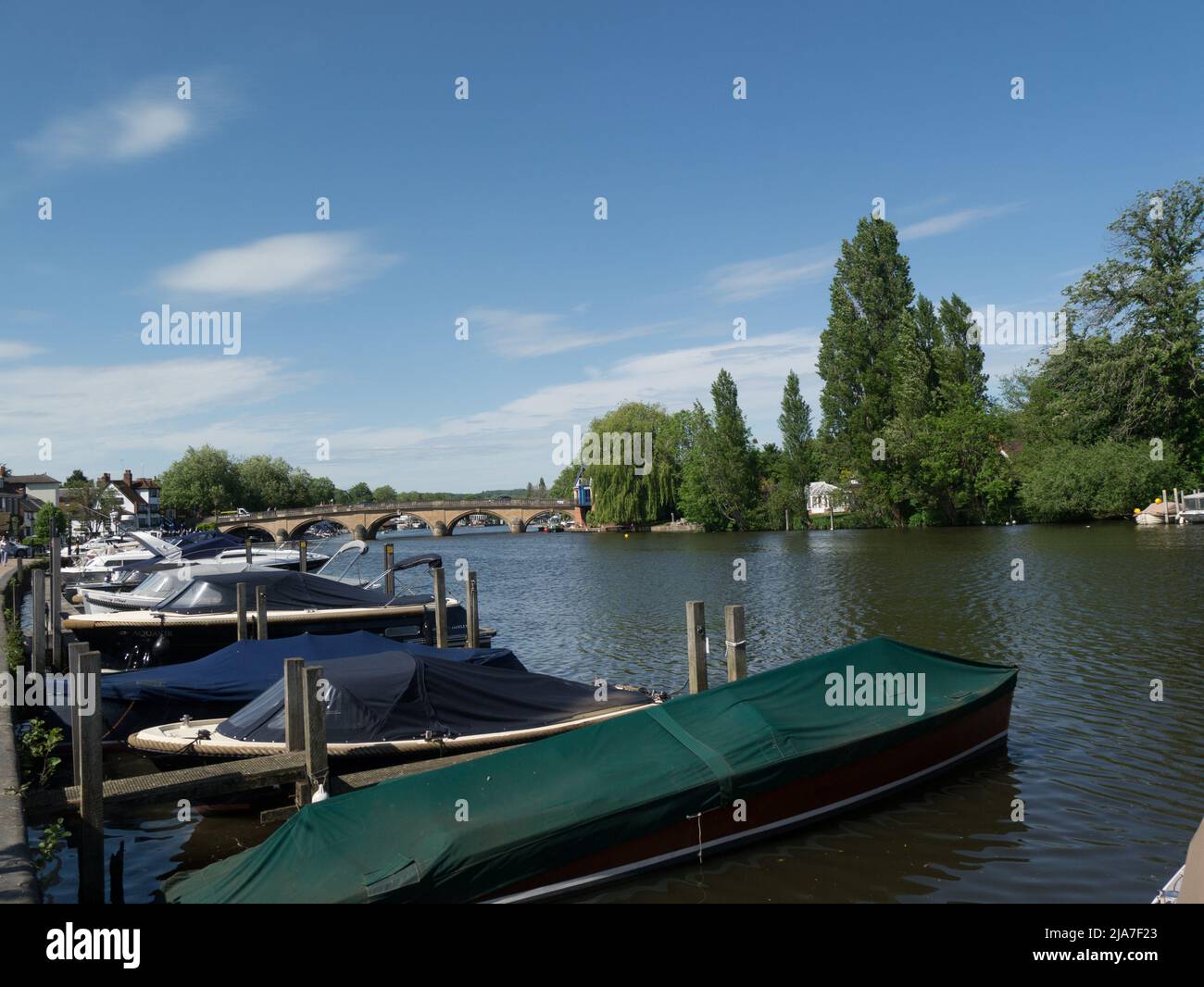 Vista lungo il Tamigi verso il Town Bridge Henley-on-Thames Oxfordshire Inghilterra UK con la zuppa di leisurecraft ormeggiata al molo 3 Foto Stock