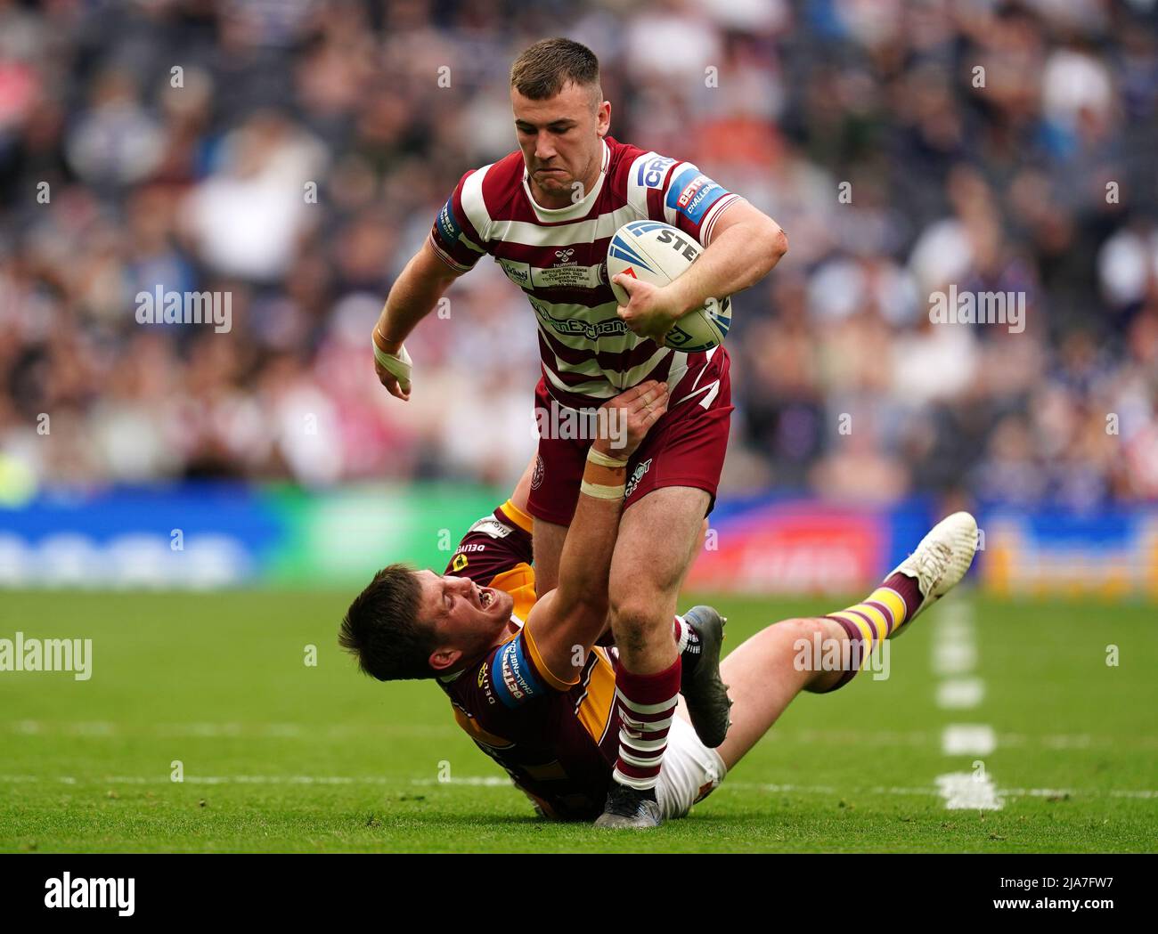 Harry Smith (a destra) di Wigan Warriors affrontato da Joe Greenwood dei Huddersfield Giants durante la finale della Betfred Challenge Cup al Tottenham Hotspur Stadium Data delle foto: Sabato 28 maggio 2022. Foto Stock