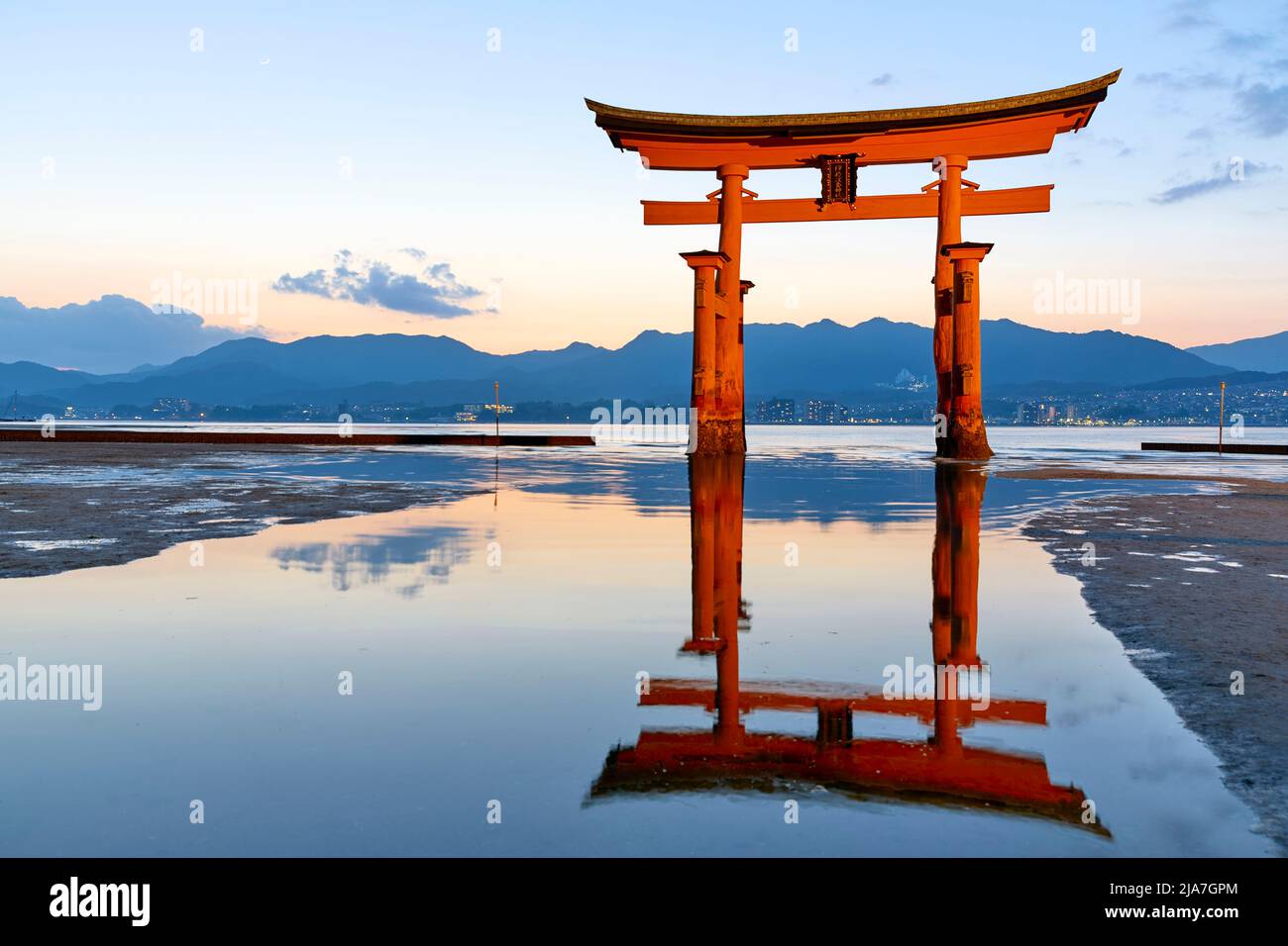 Giappone. Miyajima. Hiroshima. Santuario di Itsukushima e porta Torii galleggiante al tramonto Foto Stock