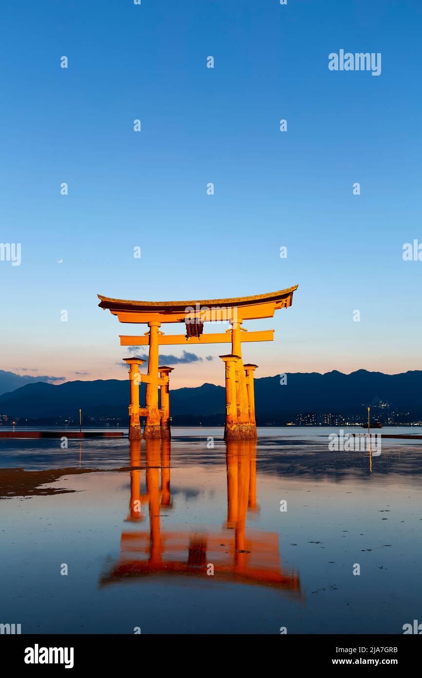 Giappone. Miyajima. Hiroshima. Santuario di Itsukushima e porta Torii galleggiante al tramonto Foto Stock