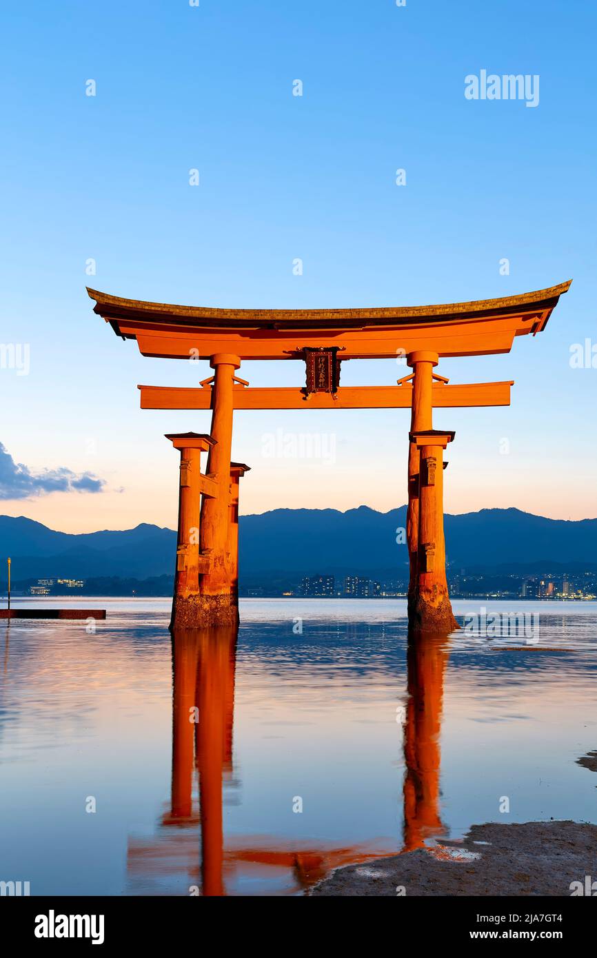 Giappone. Miyajima. Hiroshima. Santuario di Itsukushima e porta Torii galleggiante al tramonto Foto Stock