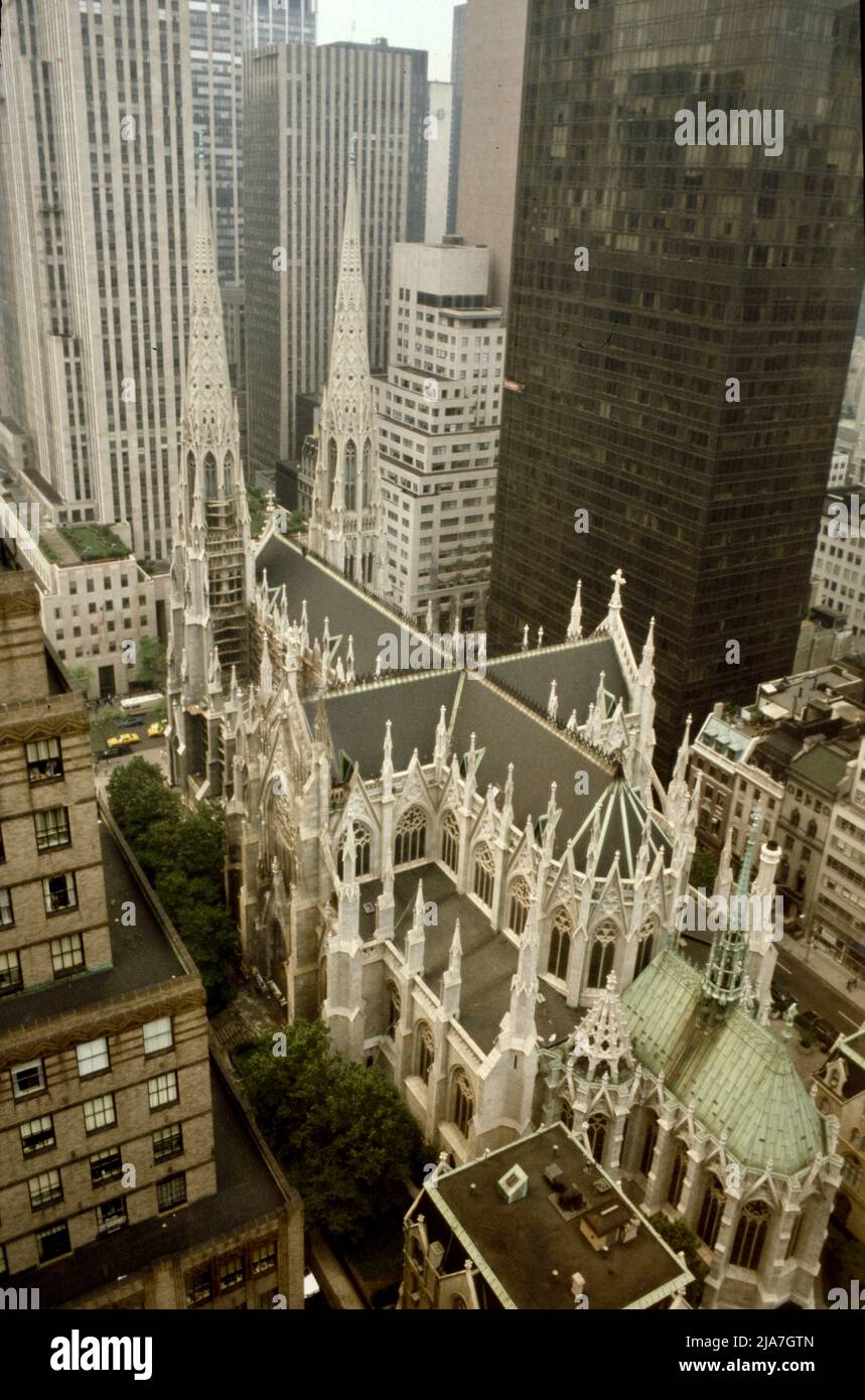 St Patrick's Cathedral, Rockefeller Center e Olympic Tower nel centro di Manhattan, New York City 1977 Foto Stock