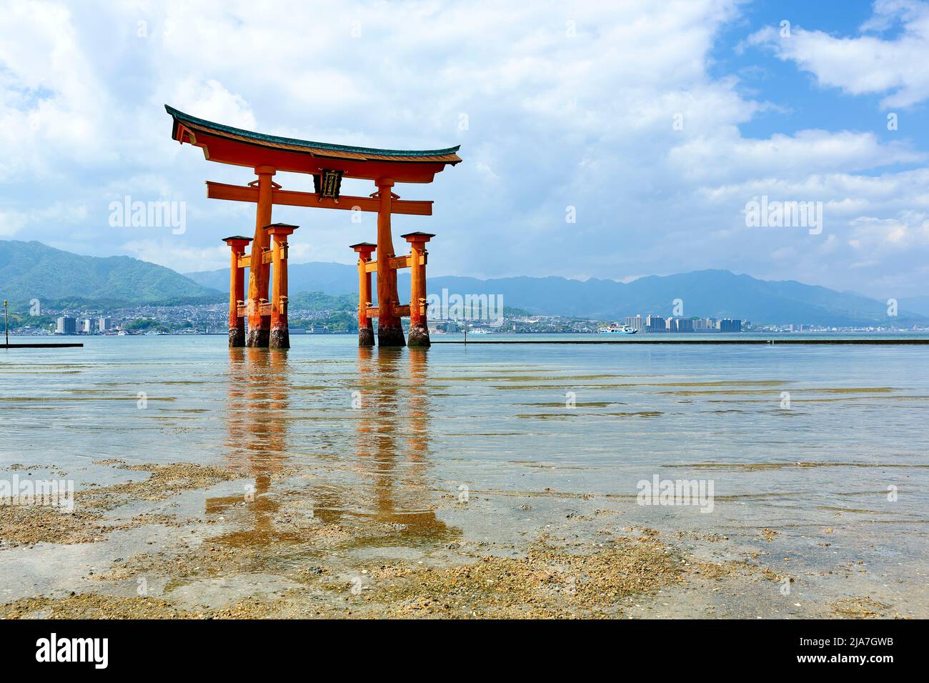 Giappone. Miyajima. Hiroshima. Santuario di Itsukushima e porta Torii galleggiante Foto Stock