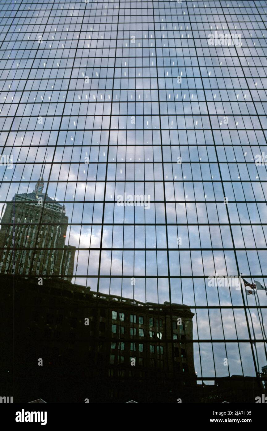 Riflesso di un edificio più piccolo su pareti di vetro e acciaio del grattacielo di Midtown Manhattan a New York City 1988 Foto Stock