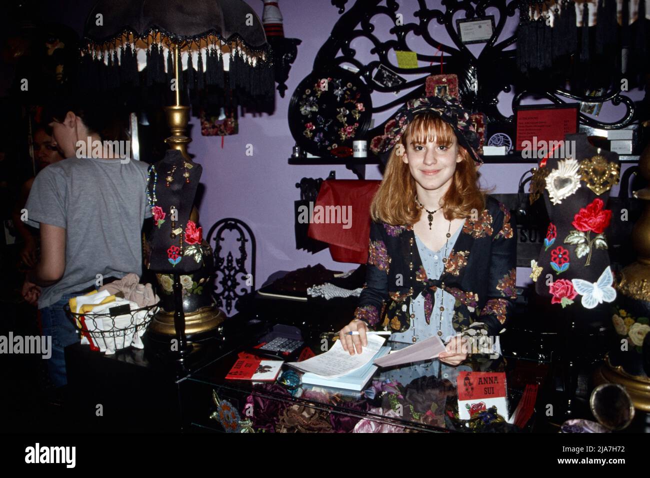 Ragazza in un negozio di antiquariato, New York City 1977 Foto Stock