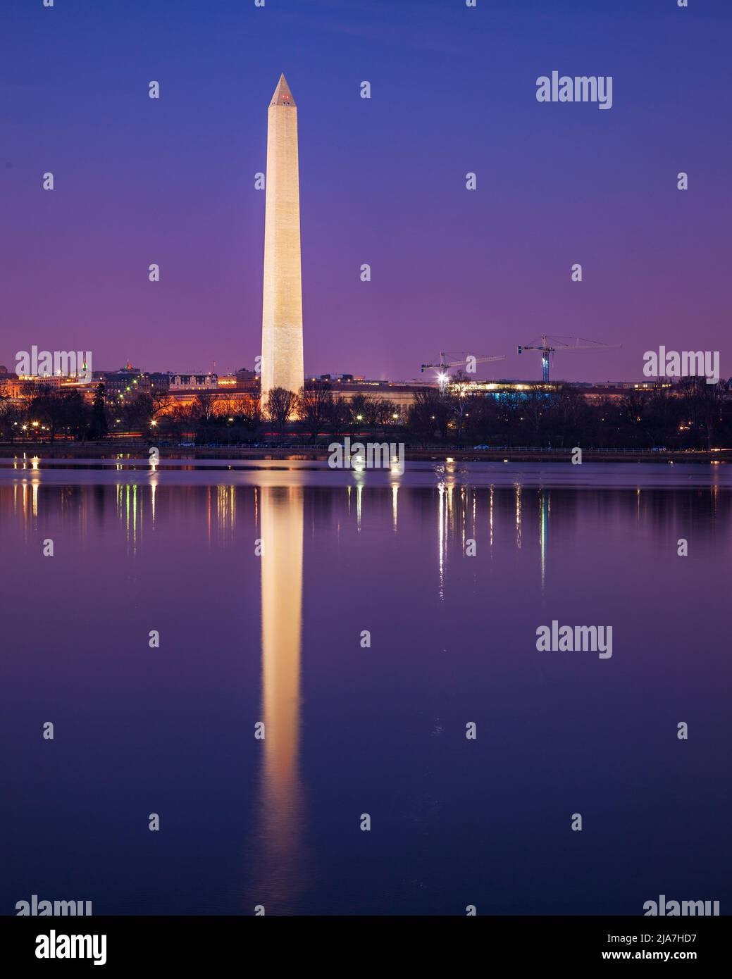 Vista notturna del Washington Monument dal Tidal Basin di Washington, DC Foto Stock