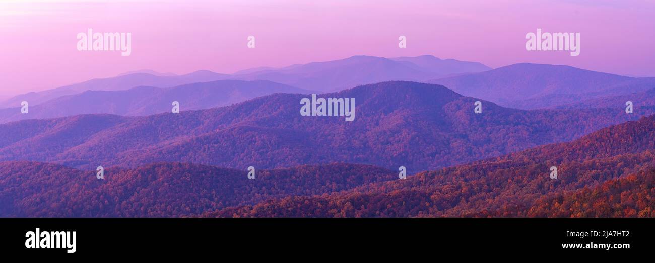 L'alba autunnale da Rattlesnake si affaccia nel Parco Nazionale di Shenandoah in Virginia Foto Stock