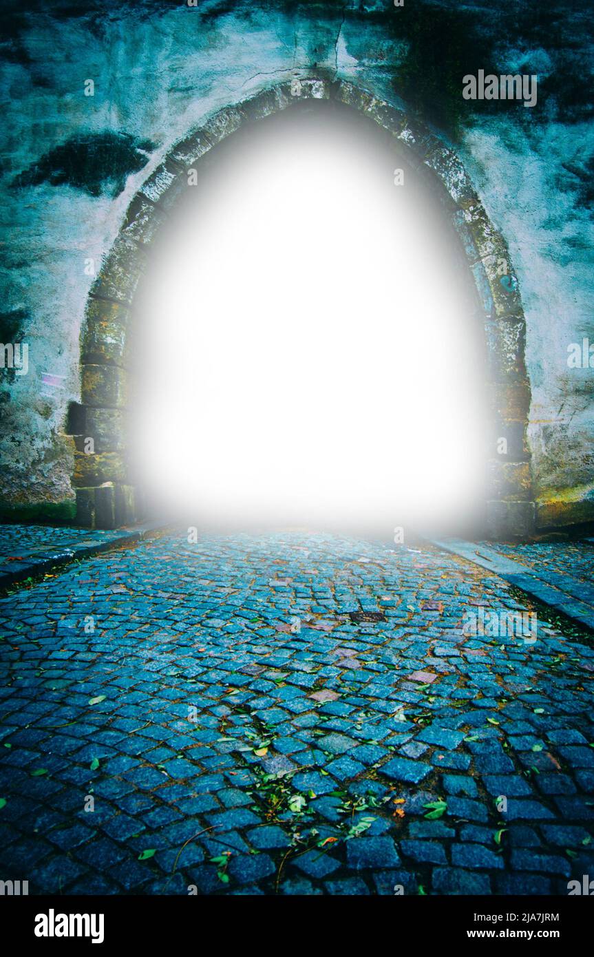 Porta gotica ad arco con una luce luminosa al suo interno Foto Stock
