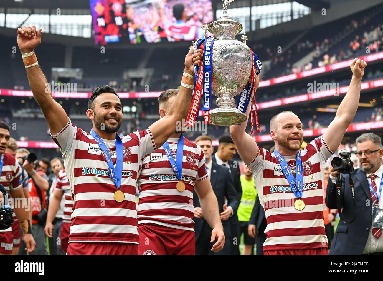 Il francese Bevan #1 e Liam Marshall #5 dei Guerrieri Wigan, festeggiano la vittoria della finale di Coppa di sfida betfred in, il 5/28/2022. (Foto di Craig Thomas/News Images/Sipa USA) Credit: Sipa USA/Alamy Live News Foto Stock