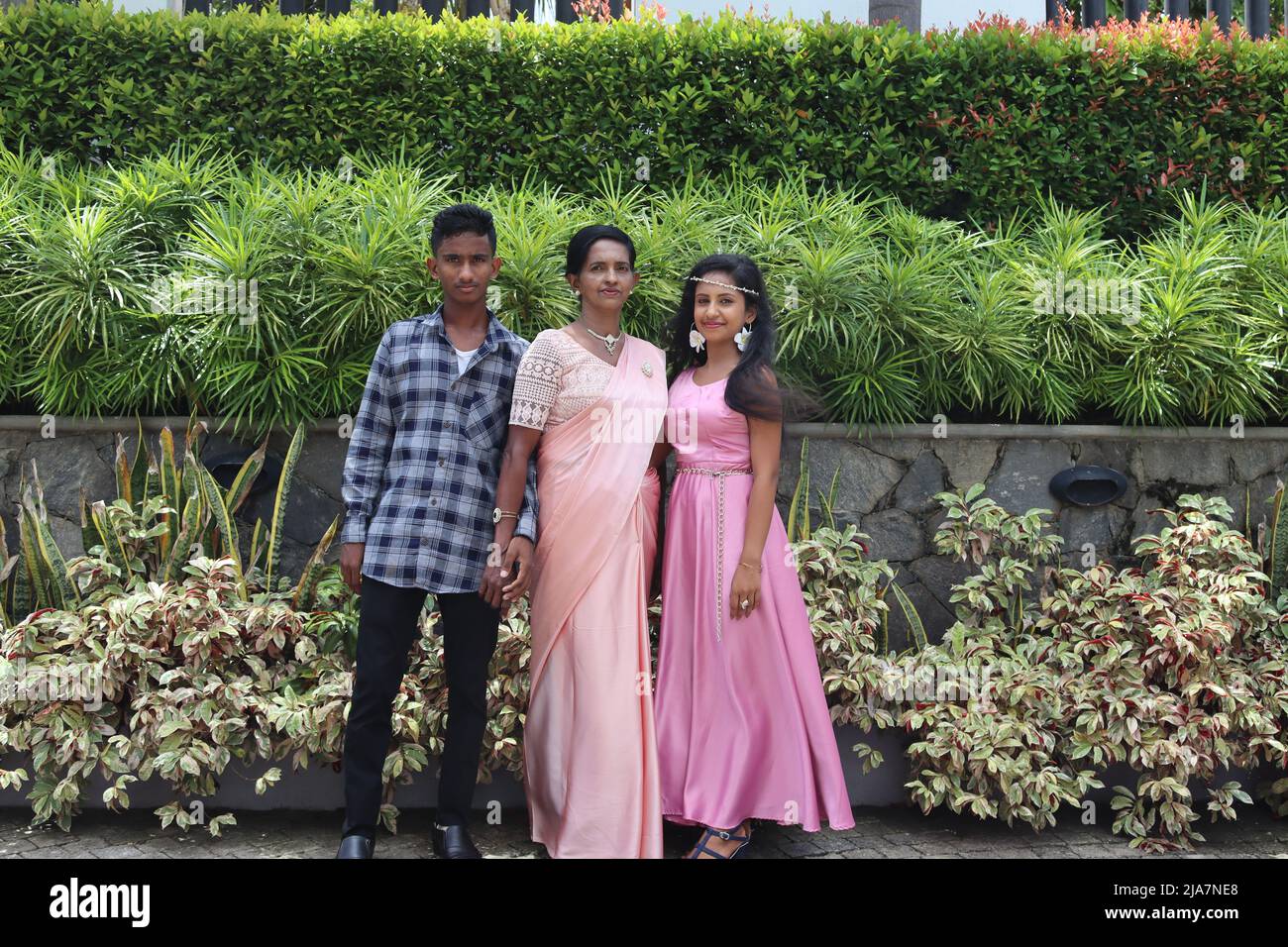 Madre asiatica, figlia e figlio in un matrimonio. Foto Stock