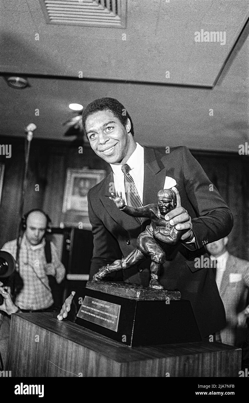 Marcus Allen della USC si aggiudica il Trofeo Heisman nel 1981. Foto Stock