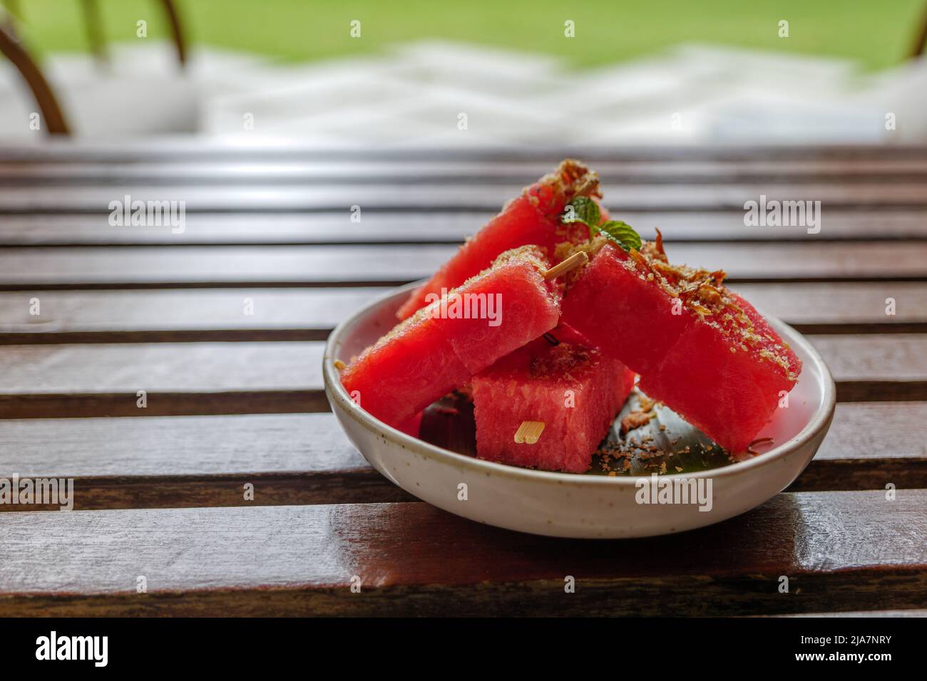 Cocomero con dolce secco pesce croccante Shallot DIP, dessert tailandese. Foto Stock