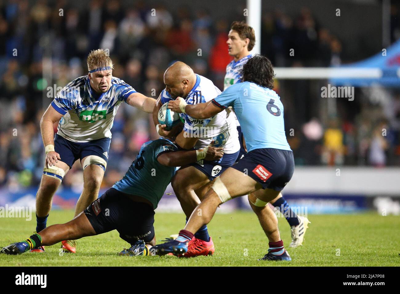 28th maggio 2022; Leichhardt Oval, Lilyfield, nuovo Galles del Sud, Australia; Super Rugby Pacific, New South Wales Waratahs Versus Blues; ofa Tuungafasi del Blues è affrontato dalla difesa Waratahs Foto Stock