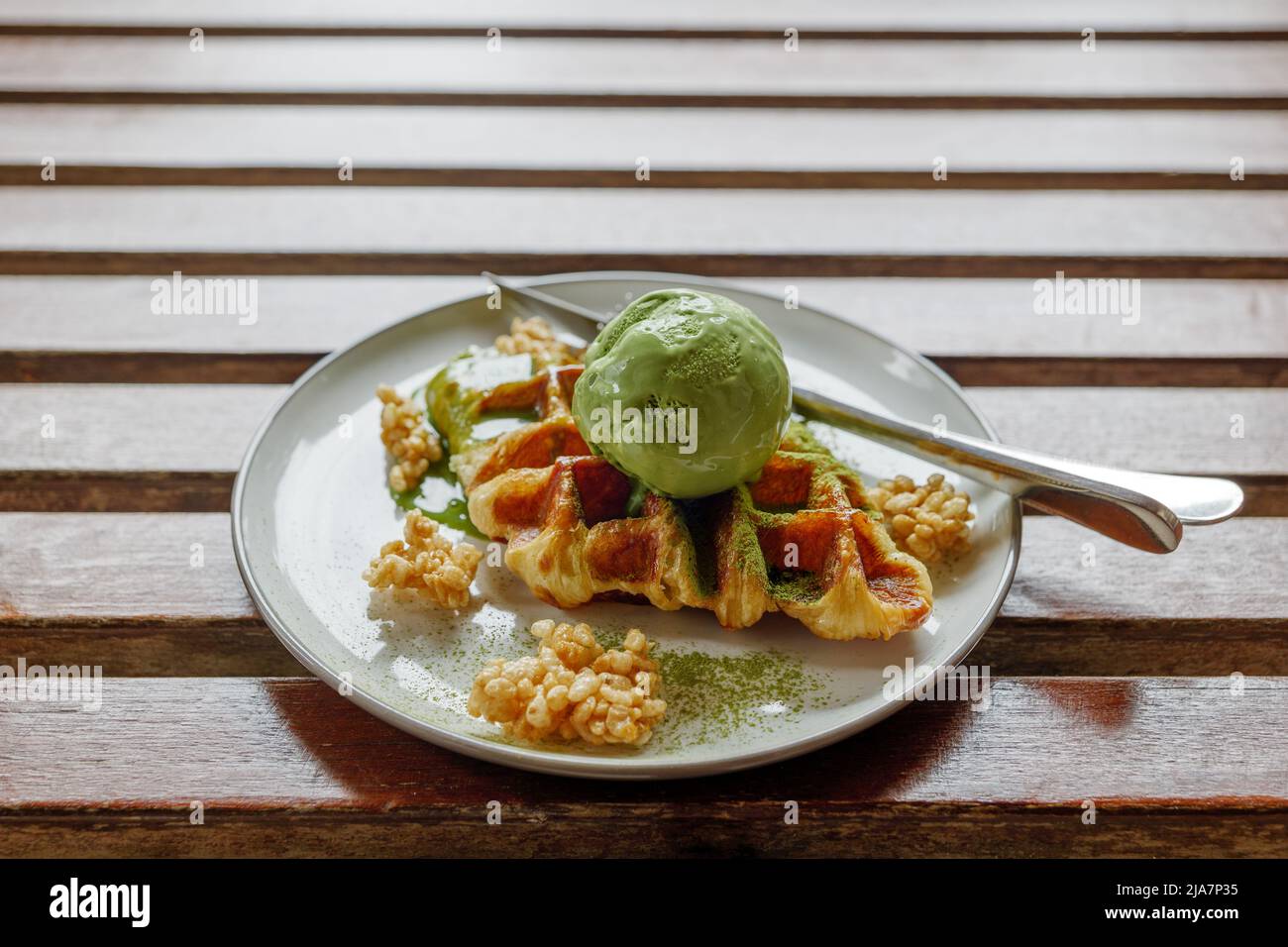 Matcha tè verde gelato su croissant cialde. Foto Stock
