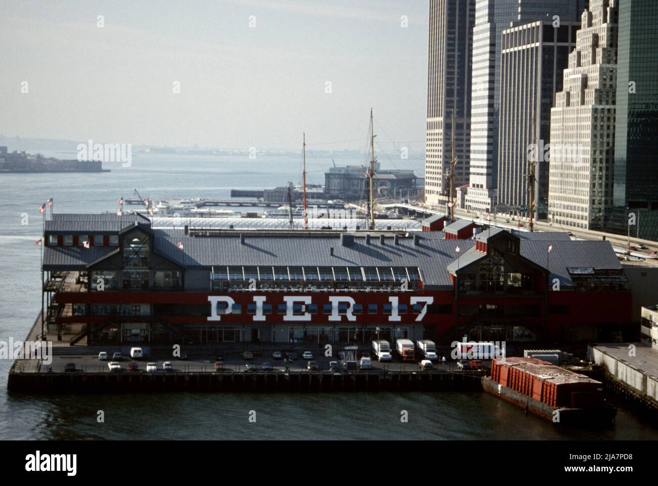 Old Pier 17 e il centro di Manhattan e l'area di Wall Street visti dal Ponte di Brooklyn, New York City 1988 Foto Stock