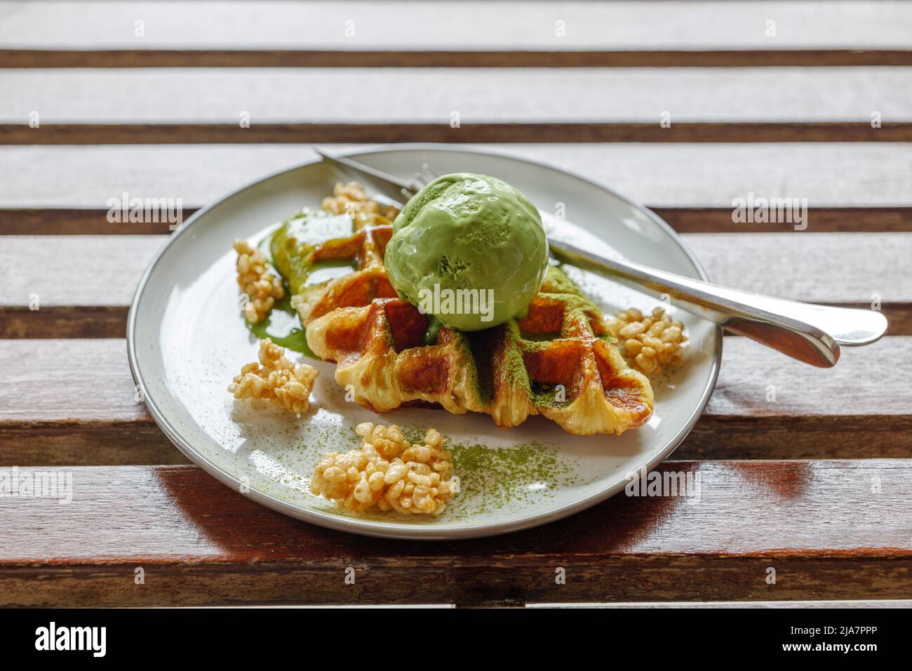 Matcha tè verde gelato su croissant cialde. Foto Stock