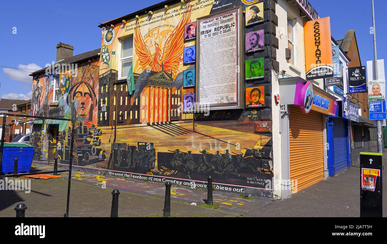 I famosi murales del Muro di Belfast sulle case e il Muro della Pace - BELFAST, Regno Unito - 25 APRILE 2022 Foto Stock