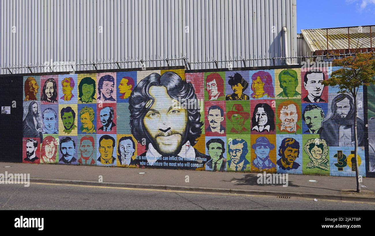 I famosi murales del Muro di Belfast sulle case e il Muro della Pace - BELFAST, Regno Unito - 25 APRILE 2022 Foto Stock