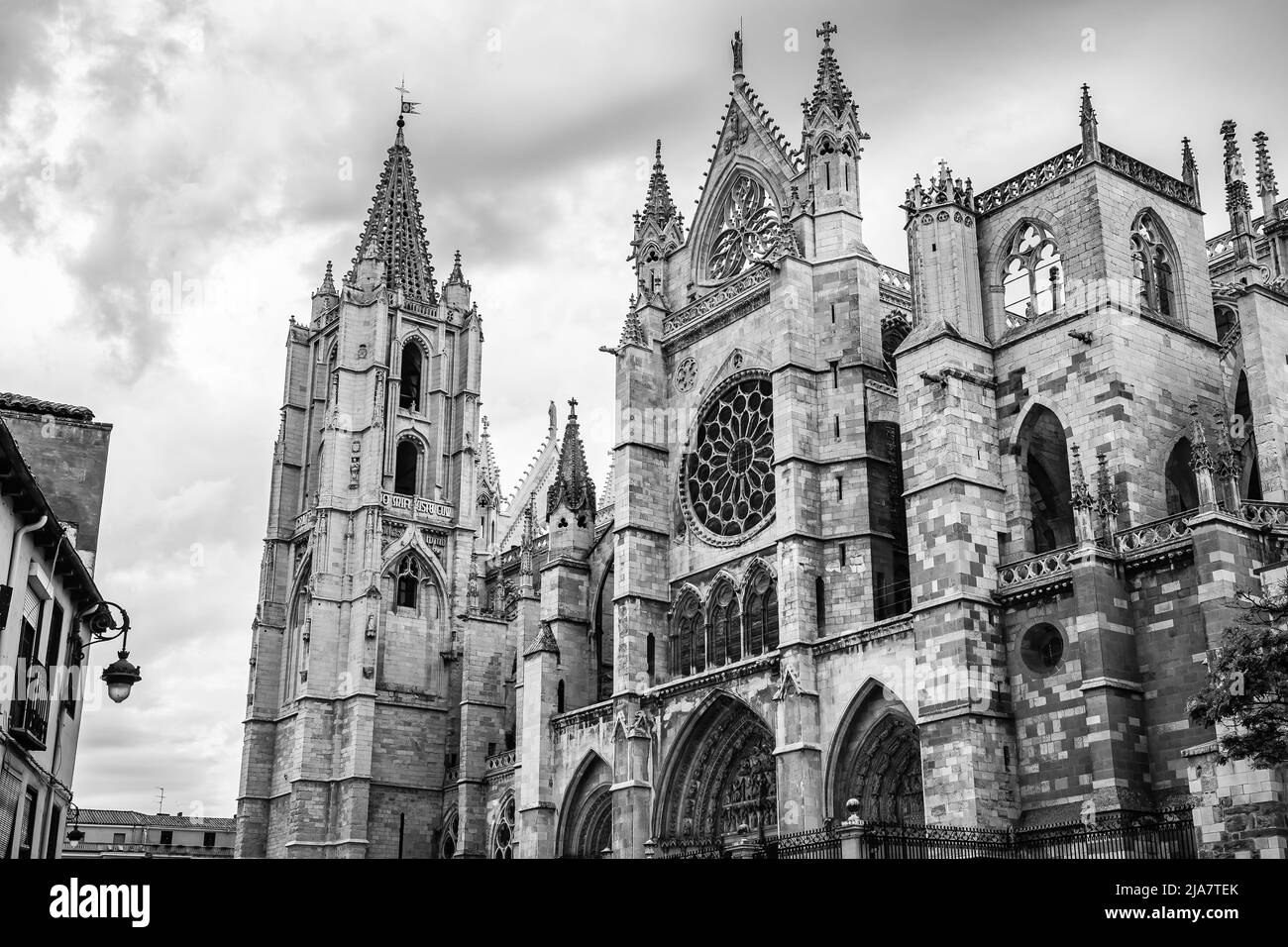 Cattedrale gotica della città di Leon in Spagna, in bianco e nero e drammatico cielo. Foto Stock