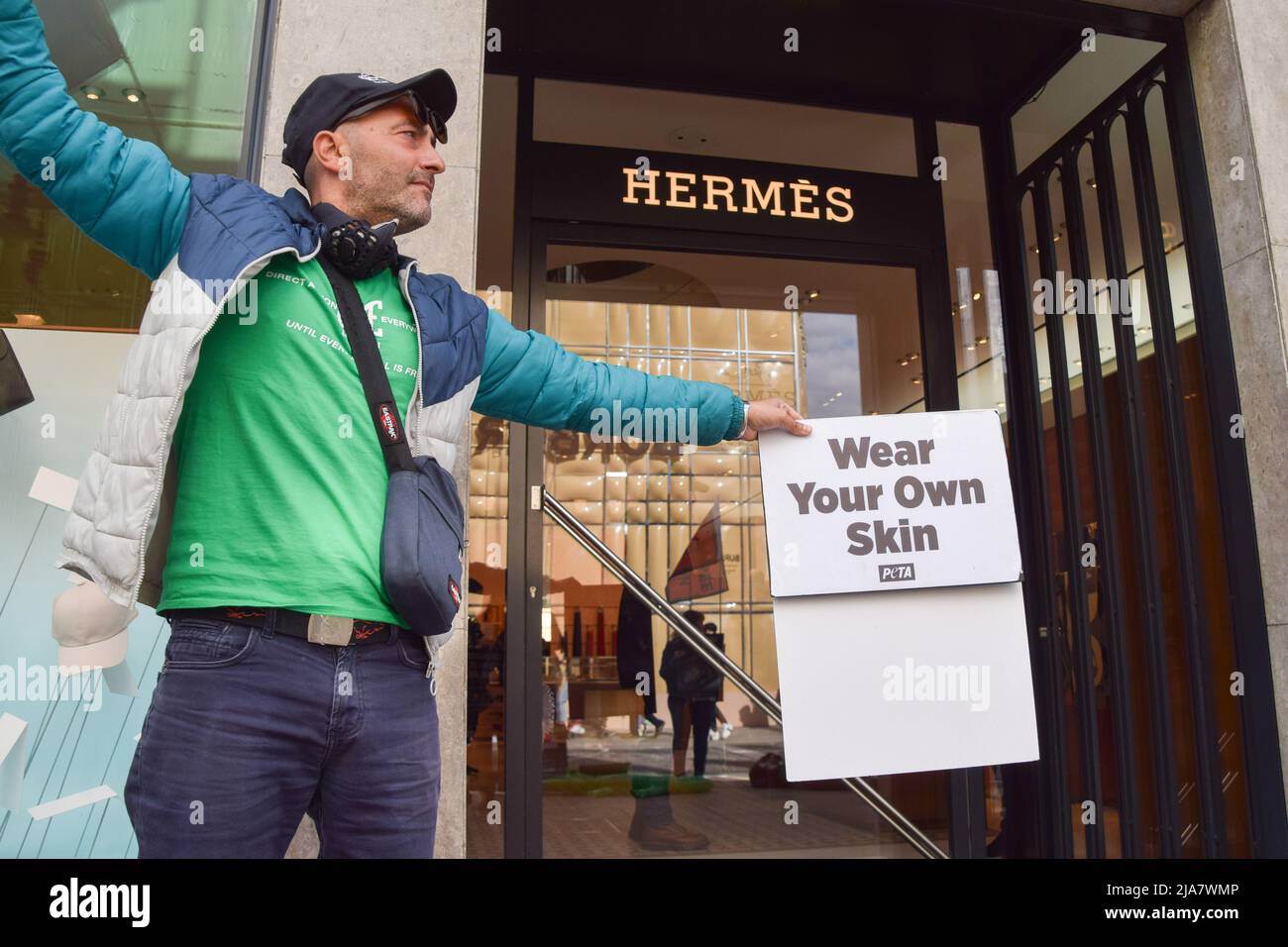 Londra, Regno Unito. 28th maggio 2022. Gli attivisti per i diritti degli animali si sono riuniti al di fuori del negozio Hermes di Bond Street per protestare contro l'uso di coccodrilli e di altre pelli animali nei prodotti del marchio di moda. Credit: Vuk Valcic/Alamy Live News Foto Stock