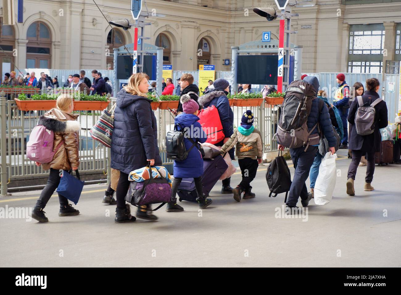 Budapest, Ungheria - 14 marzo 2022: La famiglia di rifugiati ucraini si affrettano a prendere il treno con i bagagli presso la stazione ferroviaria Est Foto Stock