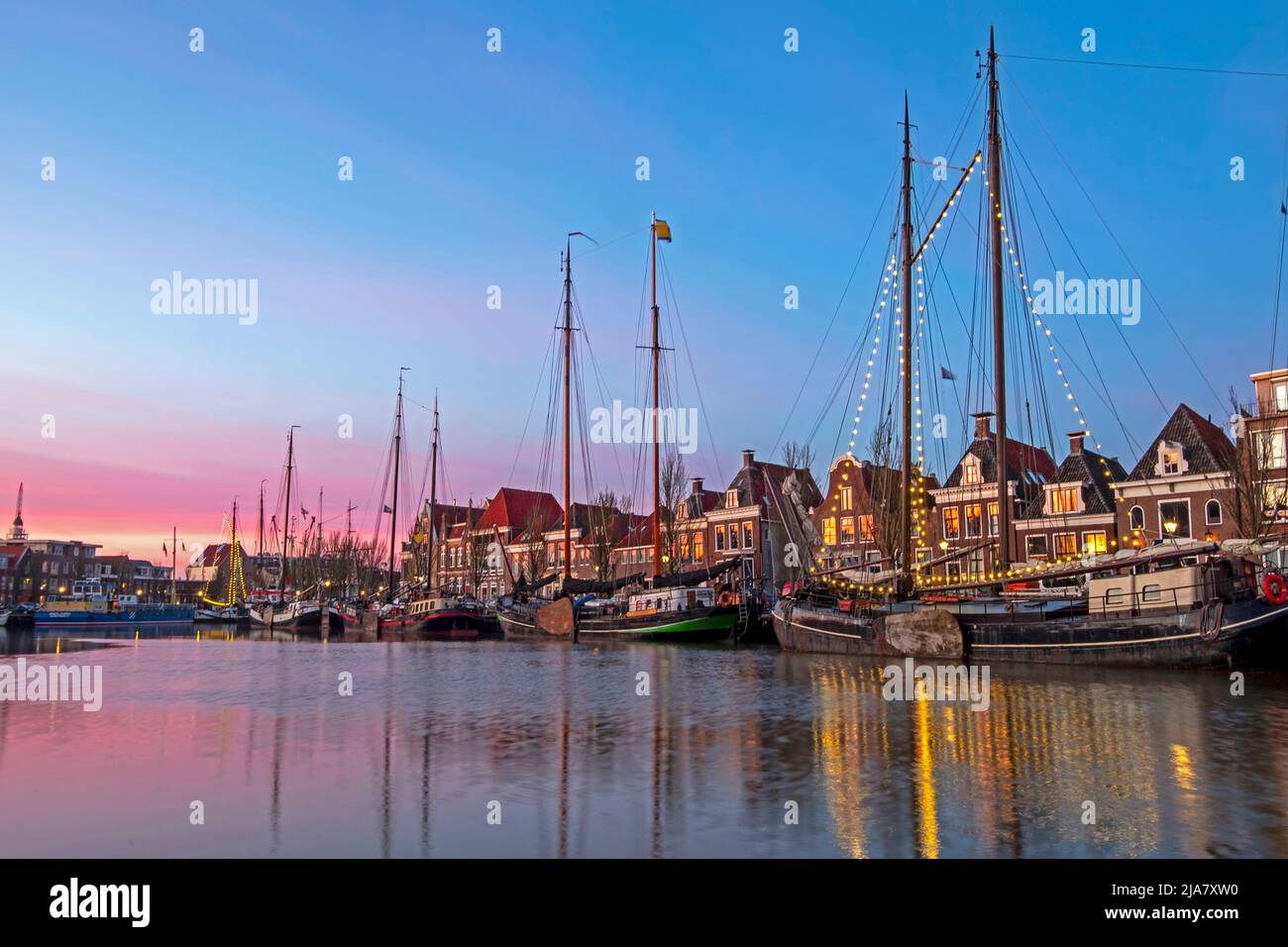 Porto da Harlingen in Frisia Paesi Bassi al tramonto Foto Stock