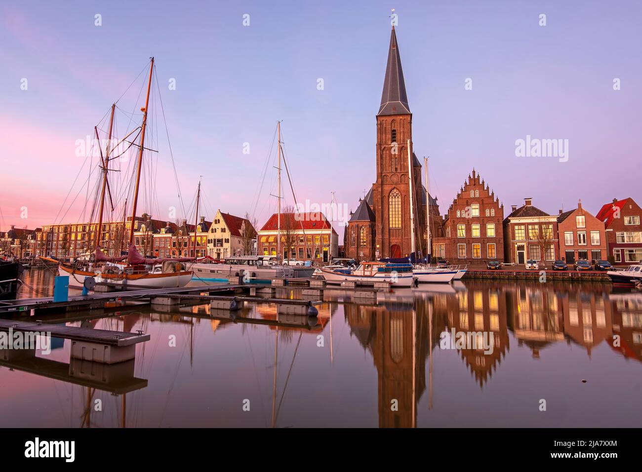 Vista sulla chiesa di St. Michaels nella città di Harlingen in Frisia Paesi Bassi al tramonto Foto Stock