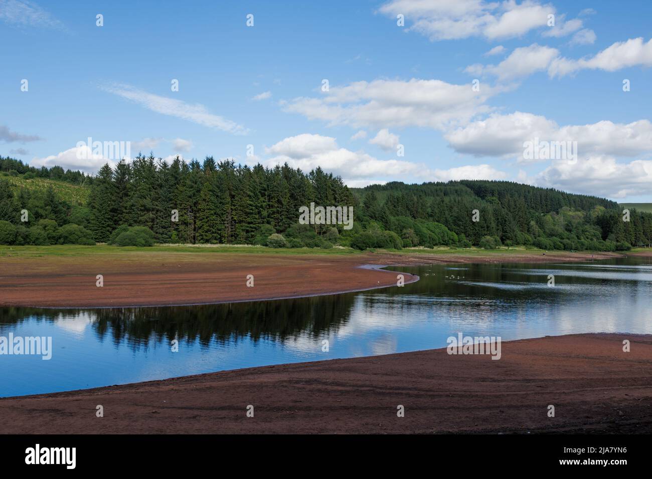 Llwyn Onn Reservoir, Merthyr Tydifl, Galles del Sud, Regno Unito. 28 maggio 2022. Tempo britannico: Pomeriggio di sole sopra il bacino idrico oggi. I livelli dell'acqua sono inferiori al normale e il ponte DAF Pont Yr parzialmente scoperto utilizzato prima della costruzione del serbatoio. Credit: Andrew Bartlett/Alamy Live News. Foto Stock