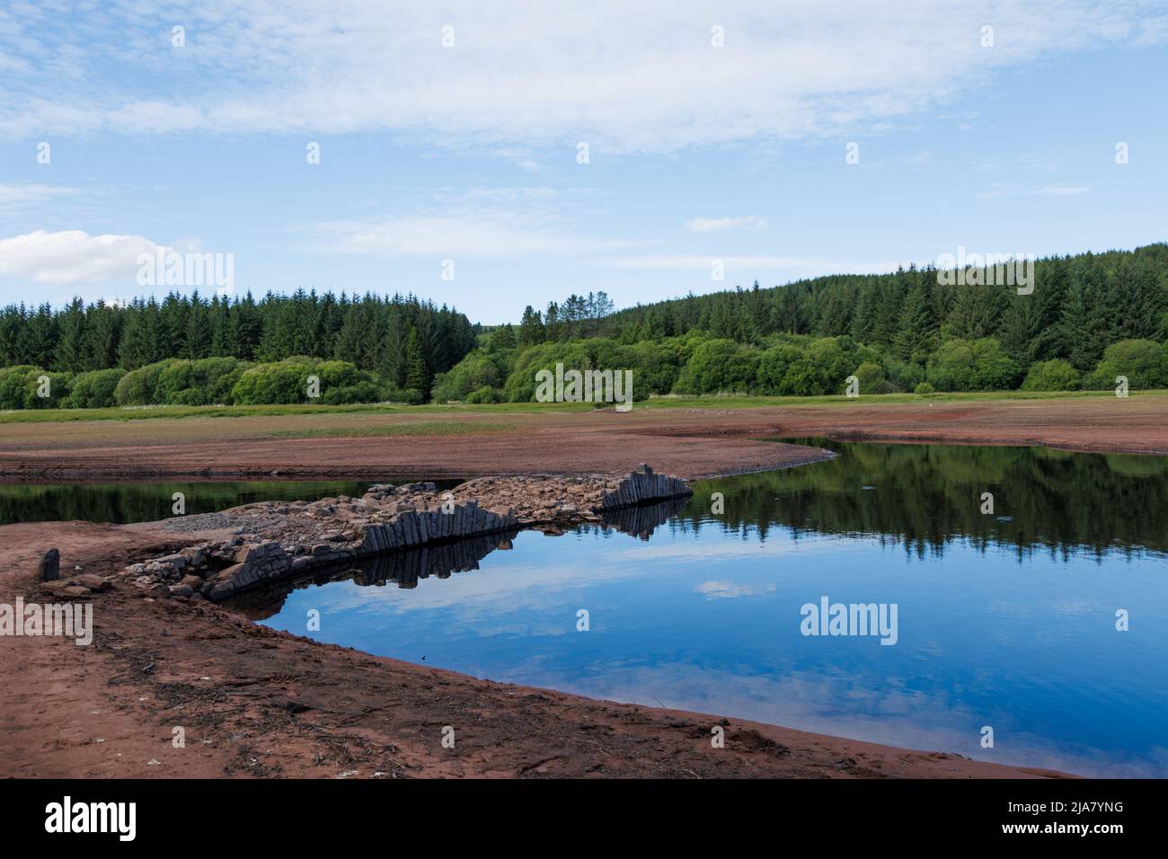 Llwyn Onn Reservoir, Merthyr Tydifl, Galles del Sud, Regno Unito. 28 maggio 2022. Tempo britannico: Pomeriggio di sole sopra il bacino idrico oggi. I livelli dell'acqua sono inferiori al normale e il ponte DAF Pont Yr parzialmente scoperto utilizzato prima della costruzione del serbatoio. Credit: Andrew Bartlett/Alamy Live News. Foto Stock