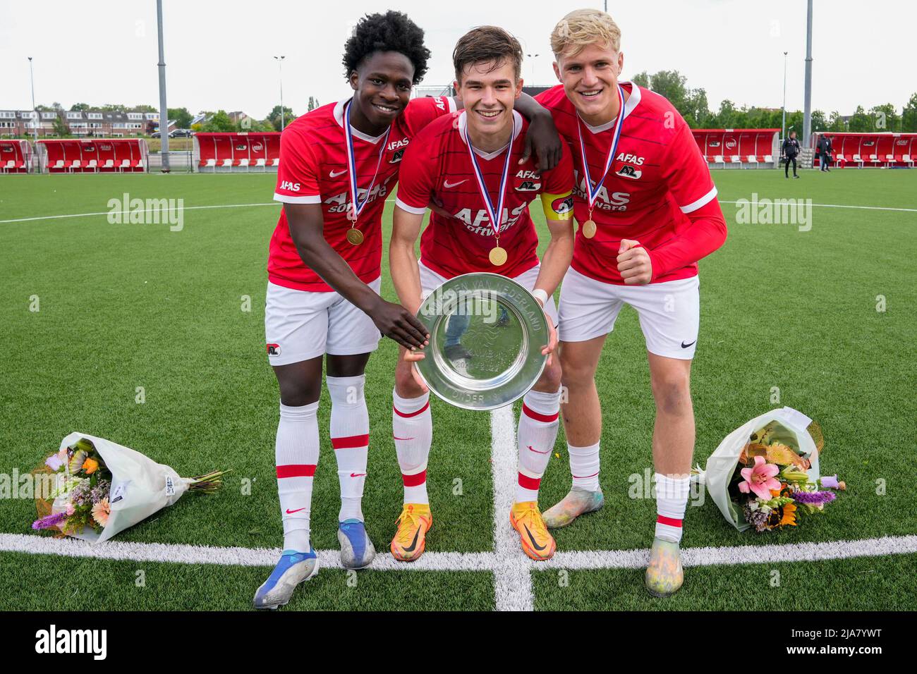 WIJDEWORMER, PAESI BASSI - MAGGIO 28: Jayen Gerold di AZ Alkmaar, Wouter va di AZ Alkmaar, Loek Postma di AZ Alkmaar durante la partita finale del Campionato U18 Divisie 1 tra AZ Alkmaar U18 e PSV U18 al Trainingscomplex AFAS il 28 maggio 2022 a Wijdewormer, Olanda (Foto di Patrick Goosen/Orange Pictures) Foto Stock