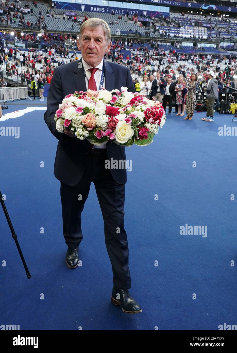 L'ex giocatore di Liverpool Sir Kenny Dalglish ha fatto la sua corona in memoria dei 39 tifosi che hanno perso la vita all'Heysel Stadium in Belgio, prima della finale della UEFA Champions League allo Stade de France di Parigi. Data foto: Sabato 28 maggio 2022. Foto Stock