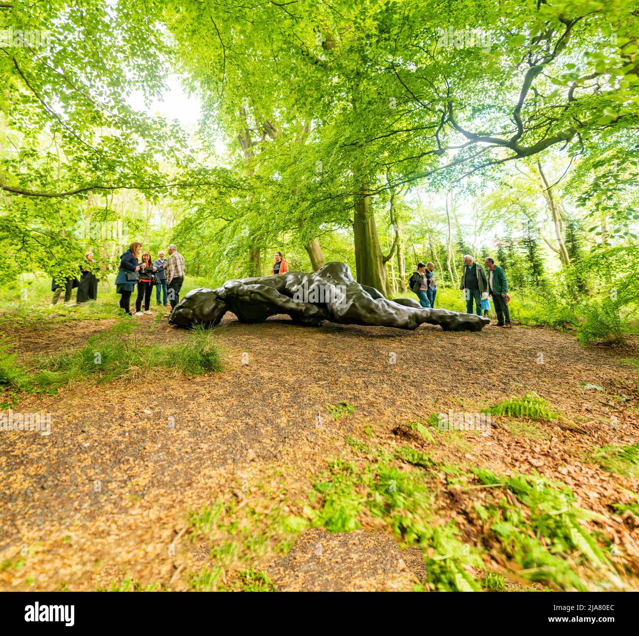 Edimburgo, Scozia. Sab 28 Maggio 2022. I visitatori del giorno di apertura della mostra “i Lay here for You” di Tracey Emin a Jupiter Artland. Originariamente prevista per il 2020 e ritardata dalla Pandemia del Covid-19 e dalla diagnosi del cancro di Emin, la mostra è la prima mostra scozzese di Tracey Emin dal 2008 ed è aperta dal 28 maggio al 2 ottobre 2022. Foto Stock