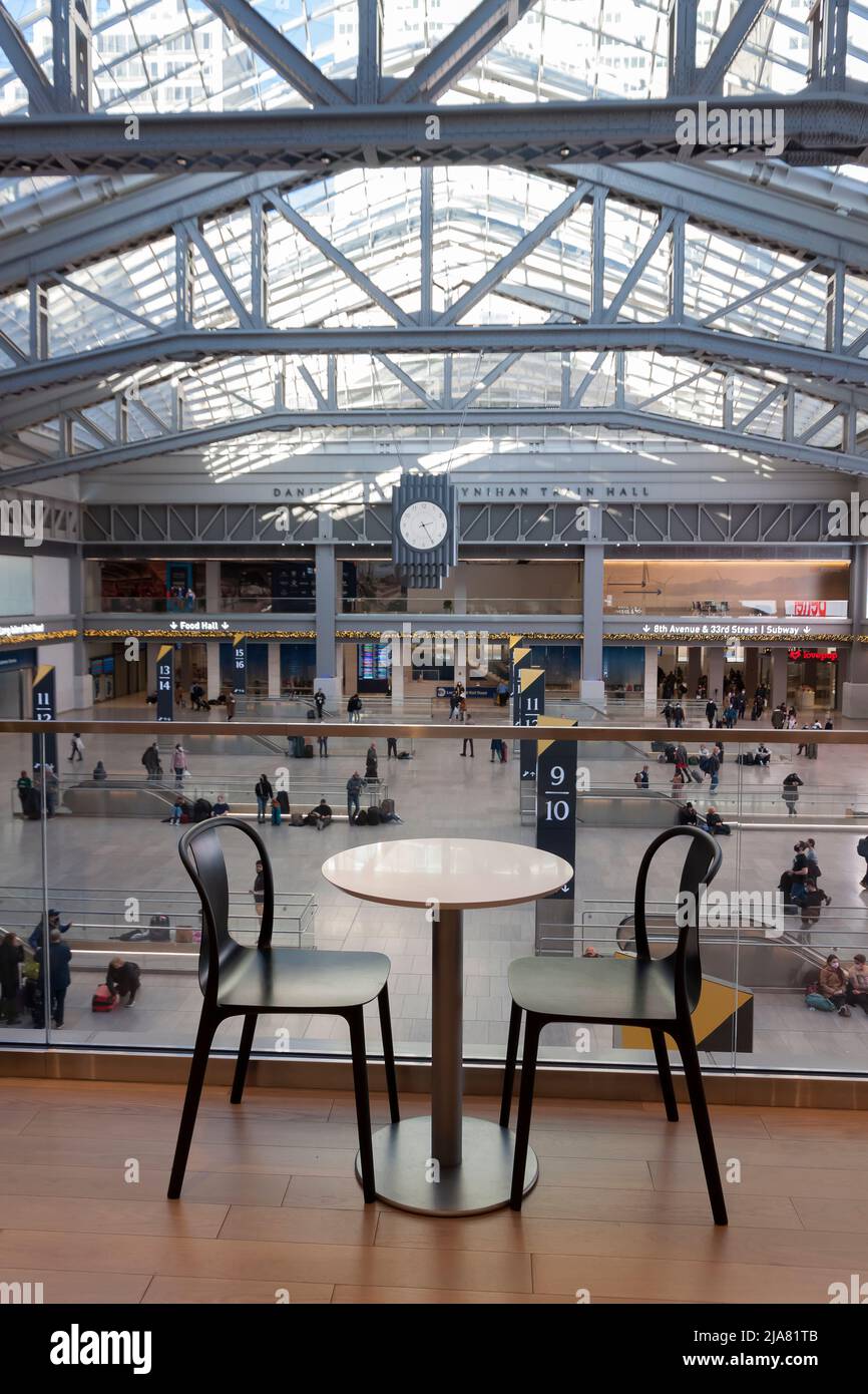 Sala Metropolitan della Amtrak con balcone affacciato sul nuovo Moynihan Train Hall nel James A. Farley Post Office Building, New York City, NY. Foto Stock