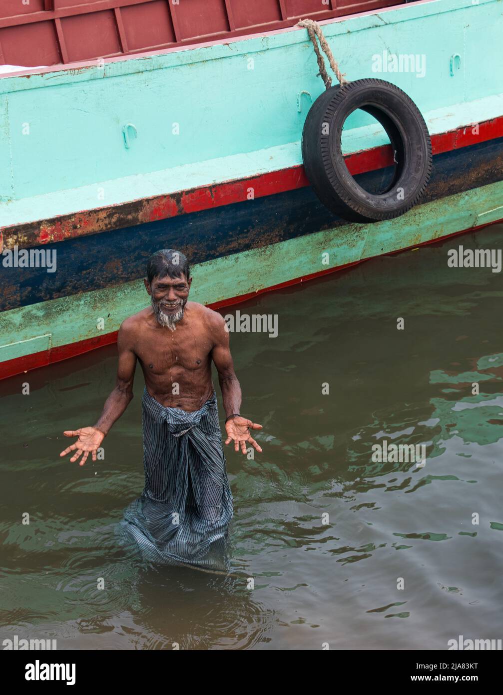 Stile di vita quotidiano sulla riva del fiume. Questa immagine è stata catturata il 22 maggio 2022, dalla riva del fiume Panghat, Burigongga, Dhaka, Bangladesh, Asia meridionale. Foto Stock