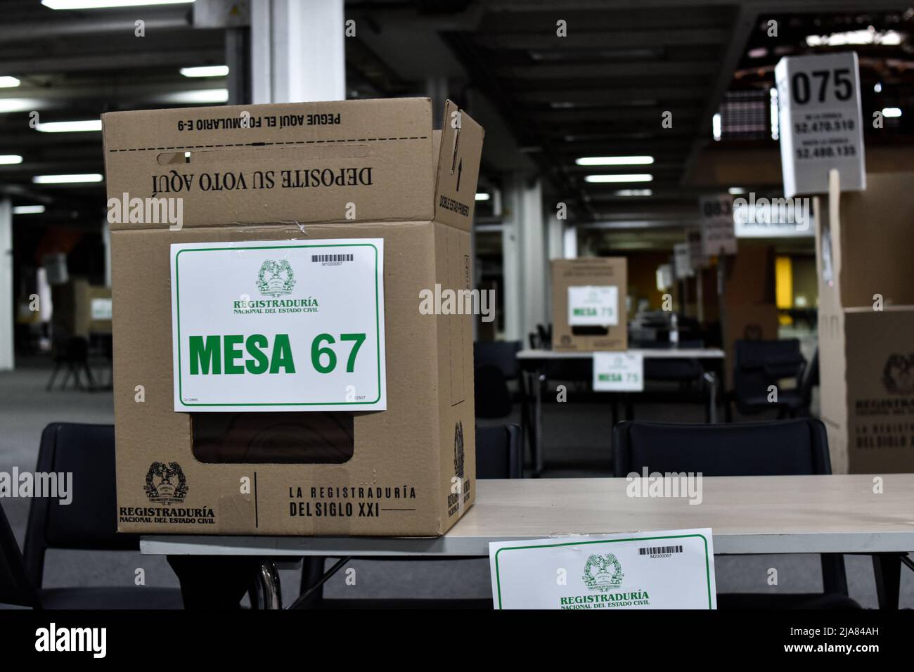 Bogota, Colombia. 28th maggio 2022. I lavoratori del registro nazionale colombiano preparano il congresso Corferias per le elezioni presidenziali 2022 in Colombia che si terranno il 29 maggio, a Bogotà, Colombia, 28 maggio 2022. Foto di: Camilo Erasso/Long Visual Press Credit: Long Visual Press/Alamy Live News Foto Stock