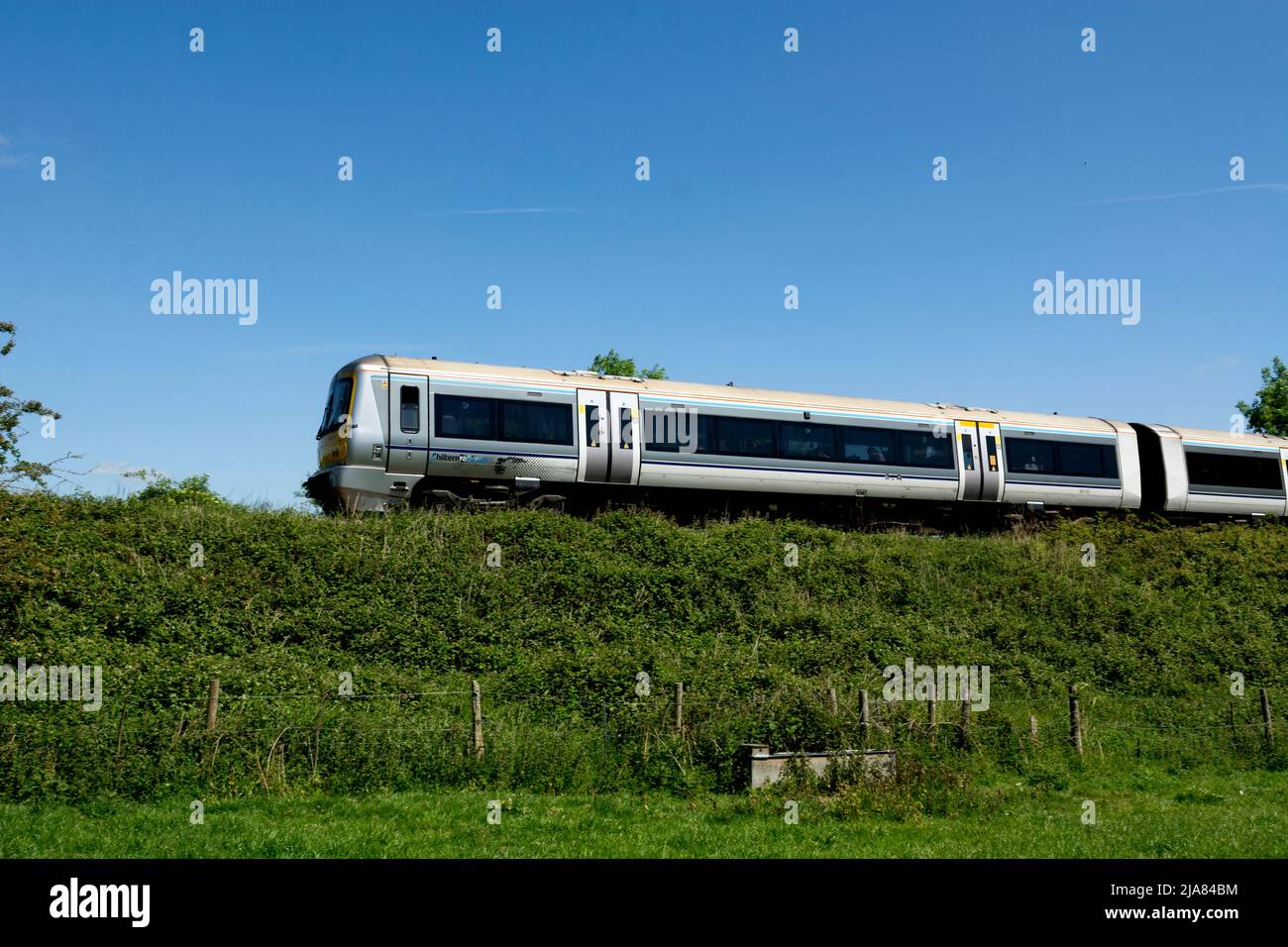 Un treno diesel Chiltern Railways classe 168, Warwickshire, Regno Unito Foto Stock