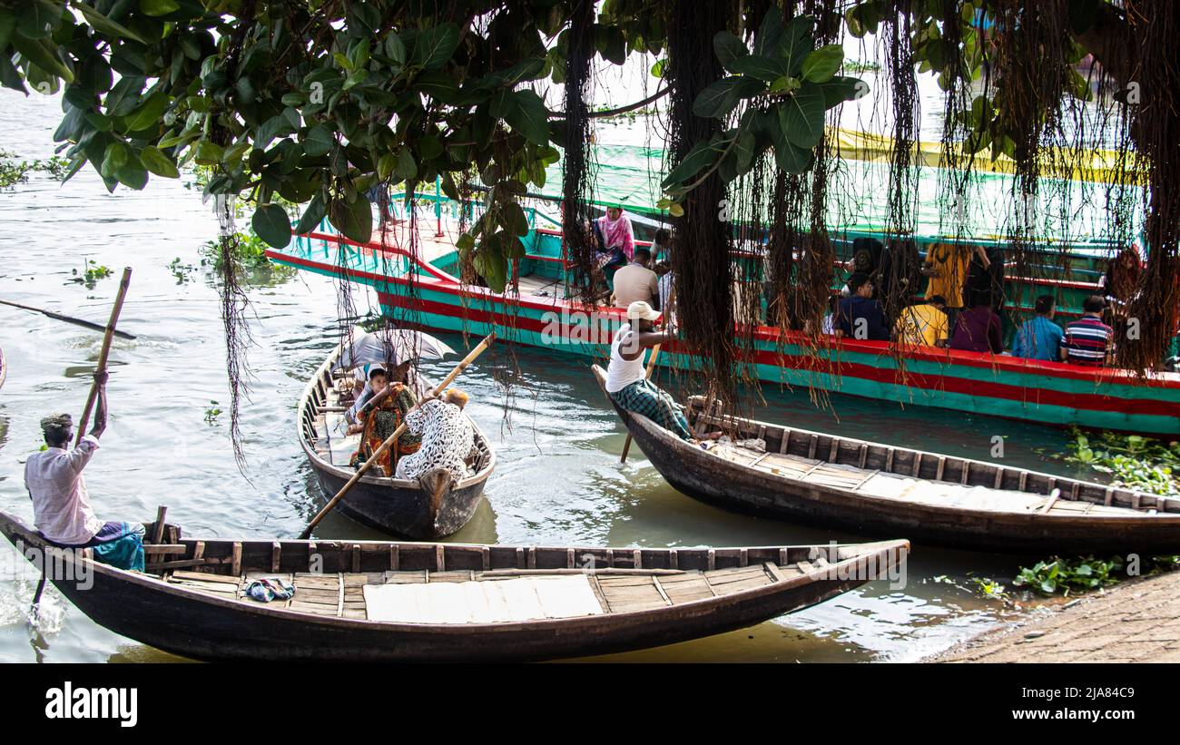Stile di vita quotidiano sulla riva del fiume. Questa immagine è stata catturata il 22 maggio 2022, dalla riva del fiume Panghat, Burigongga, Dhaka, Bangladesh, Asia meridionale. Foto Stock