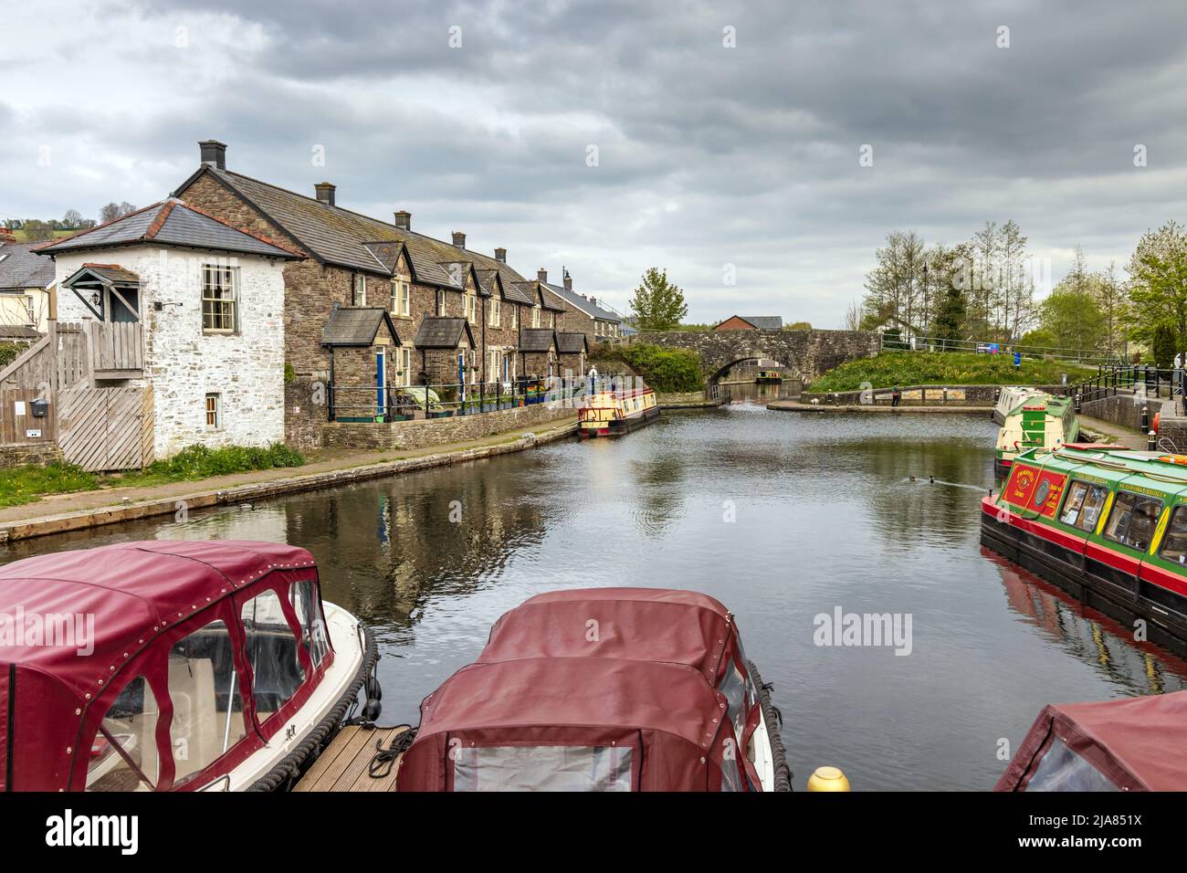 Il bacino del canale di Brecon si trova nella parte settentrionale della sezione navigabile del canale di Monmouthshire & Brecon, nel cuore della città di Brecon. Foto Stock