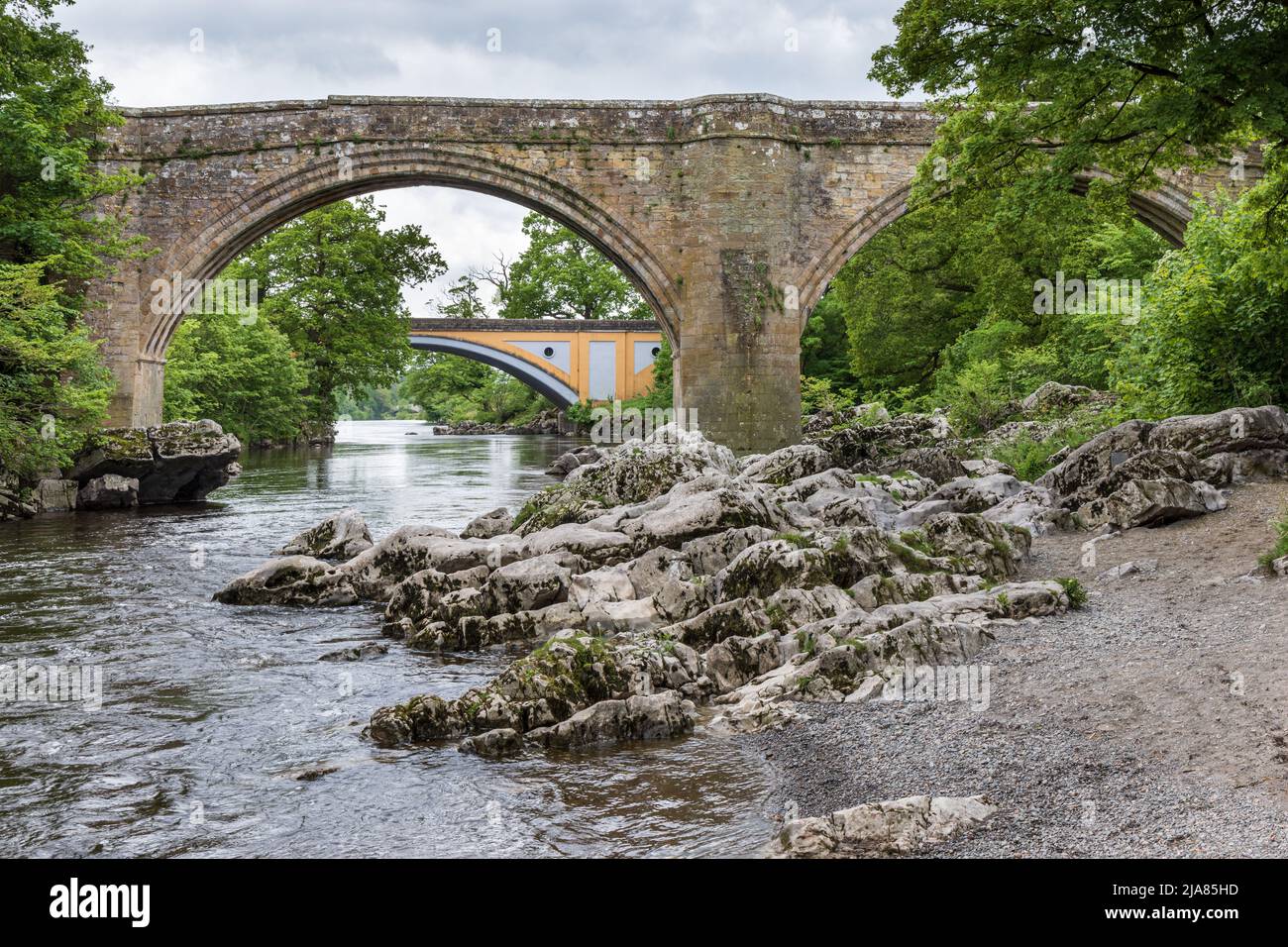 Il famoso Ponte del Diavolo e il principale ponte stradale A65 che attraversa il fiume Lune a Kirkby Lonsdale, Cumbria, Inghilterra, Regno Unito Foto Stock