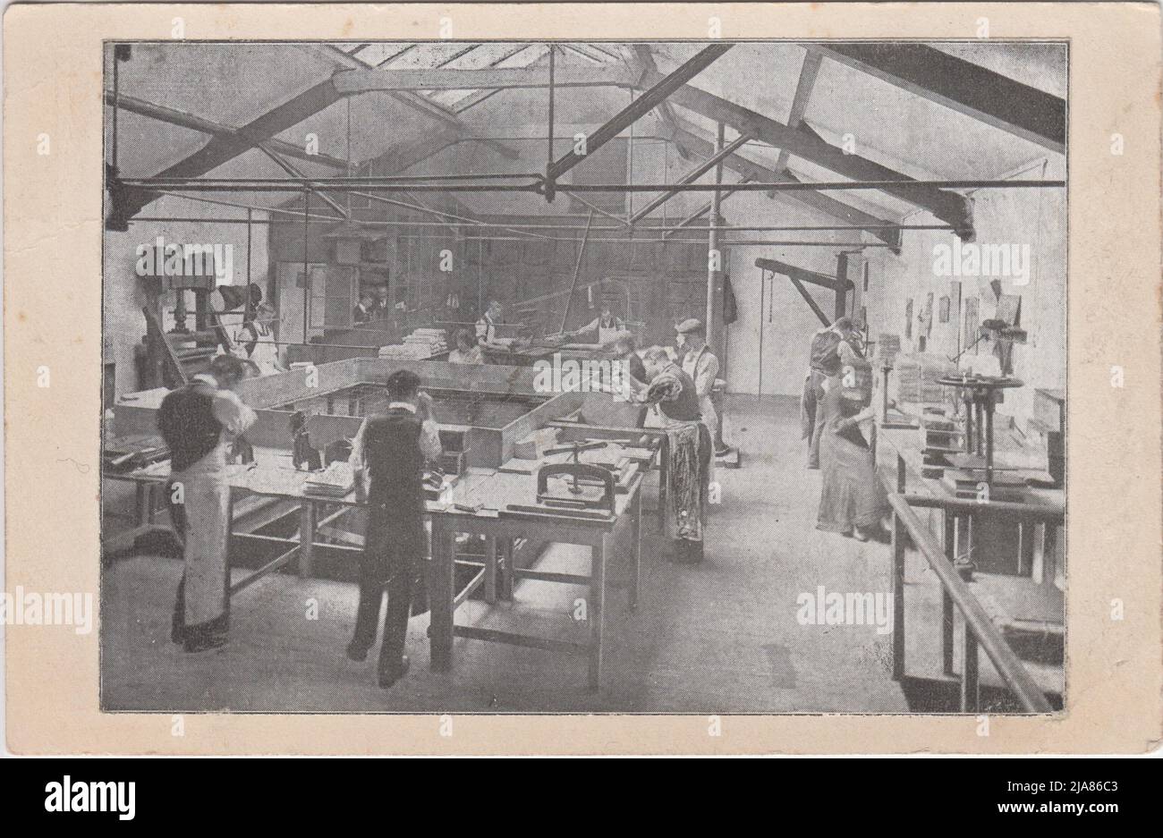 Rilegatura: Uomini e donne in officina con una gamma di attrezzature per la rilegatura di libri, compresa la stampa di libri o di carta. Un uomo, in un grembiule, sta lavorando sul dorso di un grande volume, forse un libro di conti; una donna, seduta, sembra lavorare su un telaio da cucire Foto Stock