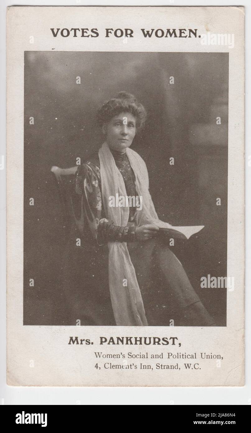 "Votate per le donne. Onorevole Pankhurst»: Ritratto di Emmeline Pankhurst, seduto su una sedia che legge un opuscolo o un libro. Questa cartolina è stata una di una serie di ritratti di suffragette di spicco pubblicati dall'Unione sociale e politica delle donne all'inizio del 20th secolo come parte della loro campagna per il suffragio delle donne Foto Stock